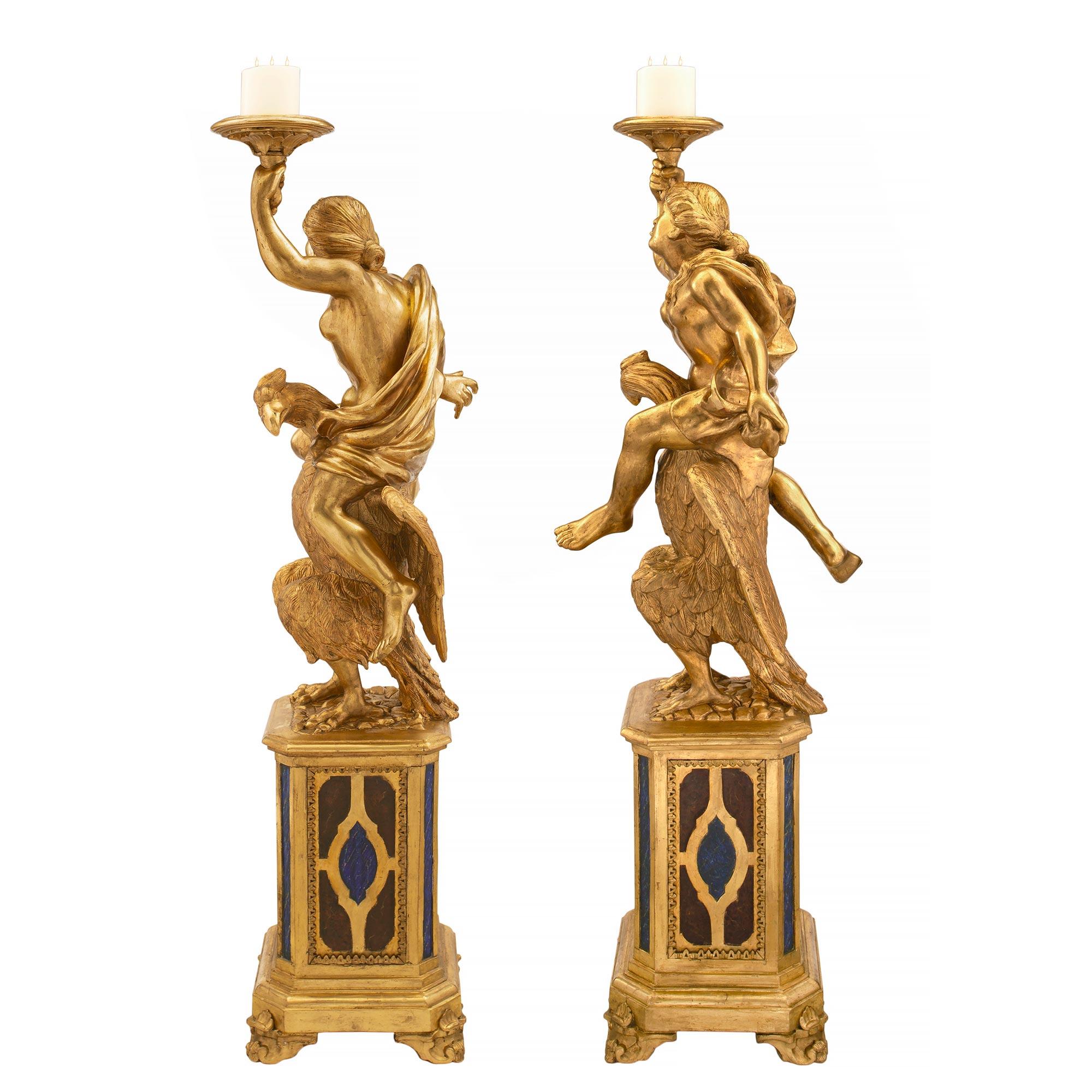 XVIIIe siècle et antérieur Paire de torchères baroques italiennes du 18ème siècle en bois doré et faussement peintes en vente
