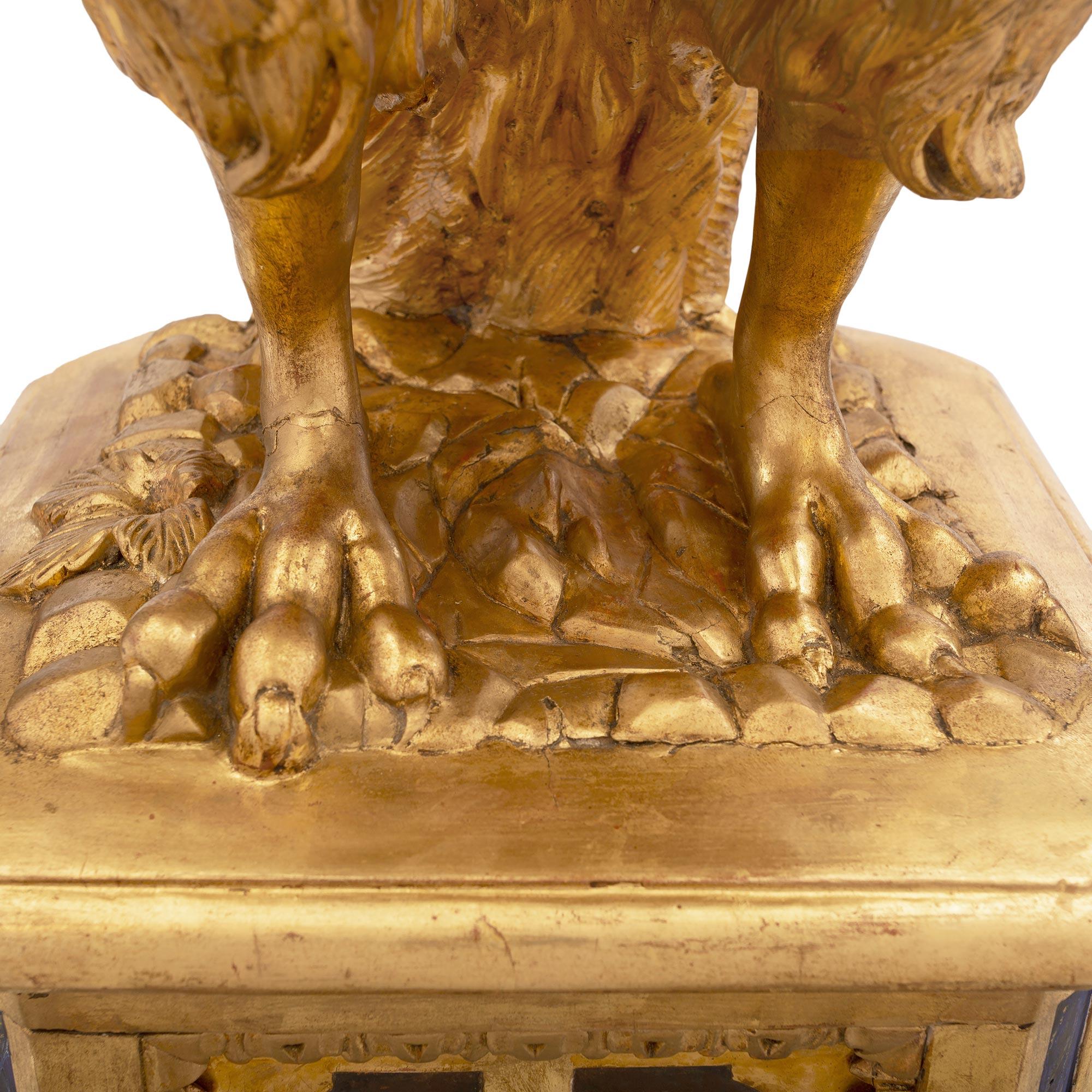 Paire de torchères baroques italiennes du 18ème siècle en bois doré et faussement peintes en vente 2