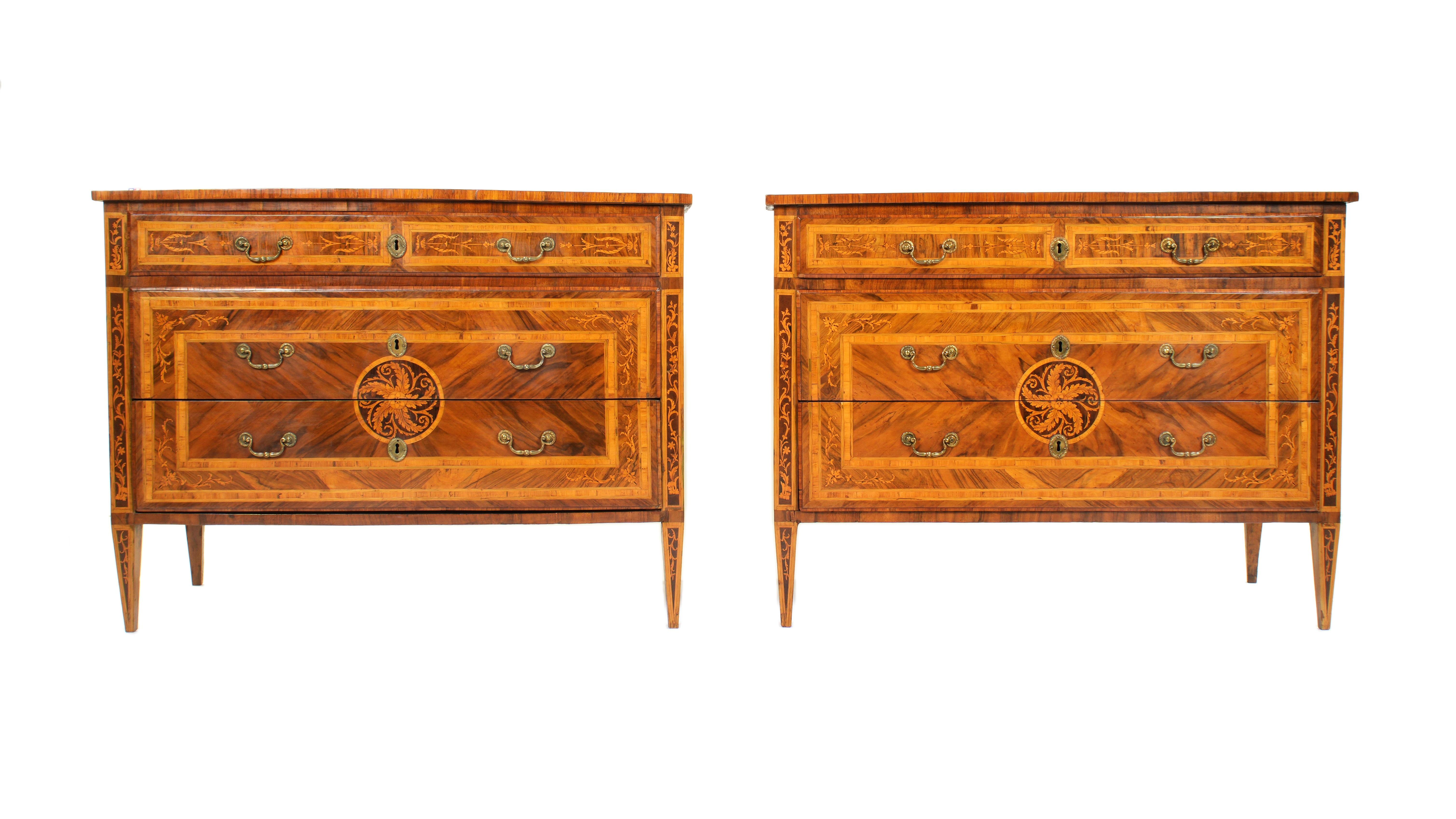 Coppia di commodes intarsiate in stile Giuseppe Maggiolini del XVIII secolo.
Celebri per l'intarsio intricato e le forme eleganti, i mobili eleganti e decorati di Giuseppe Maggiolini erano famosi per la sua abilità nell'intarsio, in cui legni e
