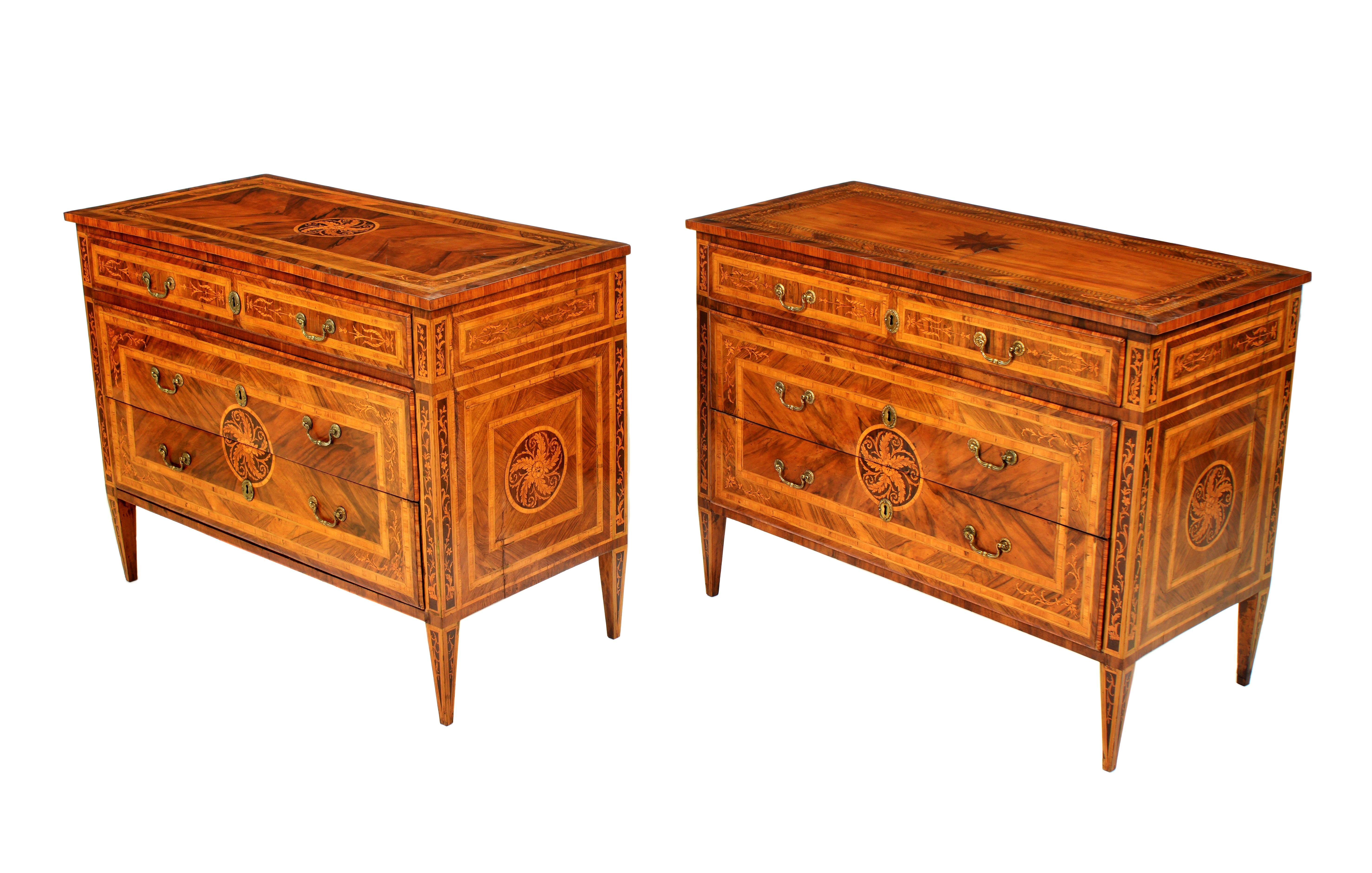 Legno Coppia di comò intarsiati in stile Giuseppe Maggiolini del XVIII secolo in vendita