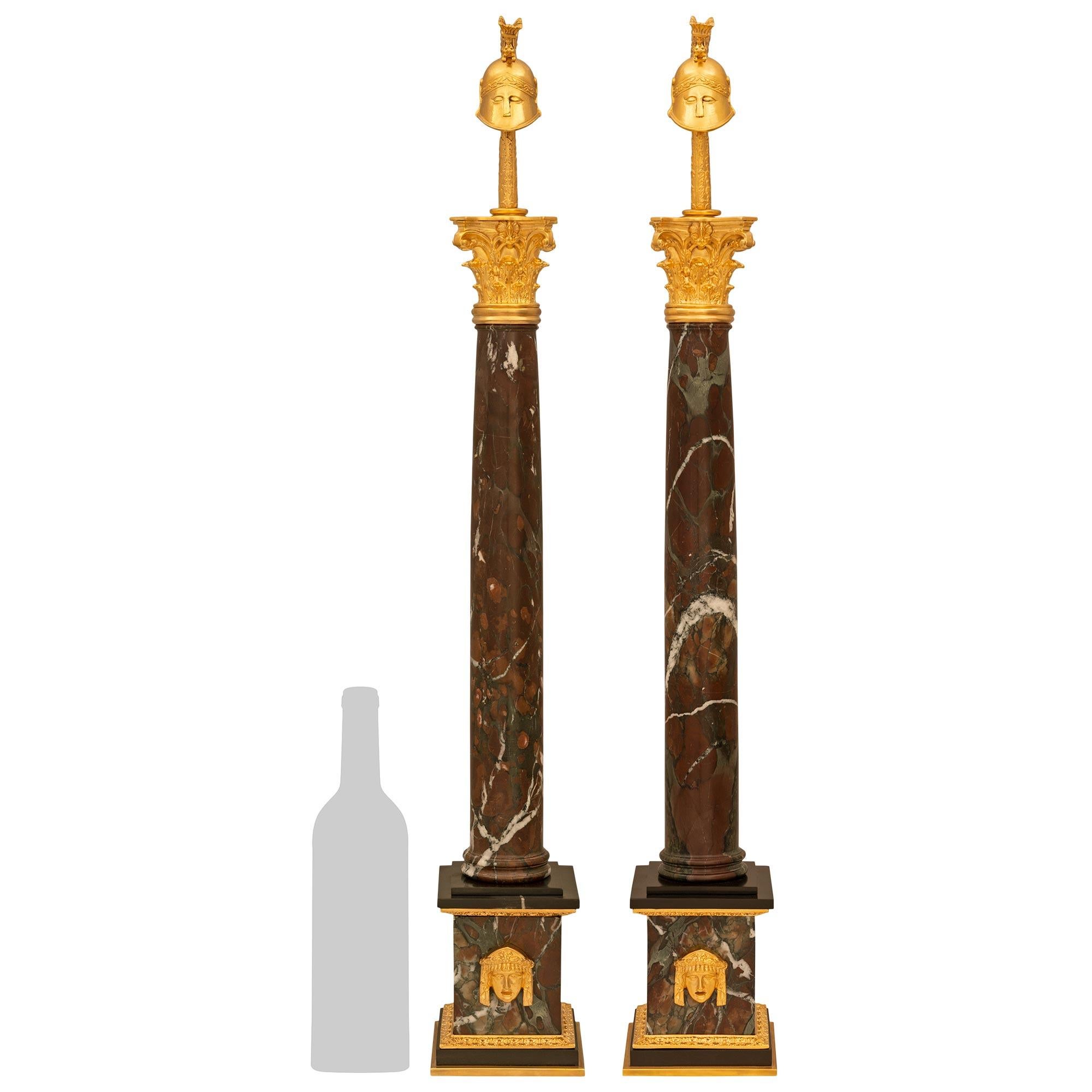 Una bella coppia di busti in marmo Ormolu, Nero Belga e Rouge Griotte del periodo Grand Tour del XVIII secolo. Ogni meraviglioso busto è sollevato su una base quadrata in Ormolu sotto un basamento in marmo nero belga e una fascia screziata con un