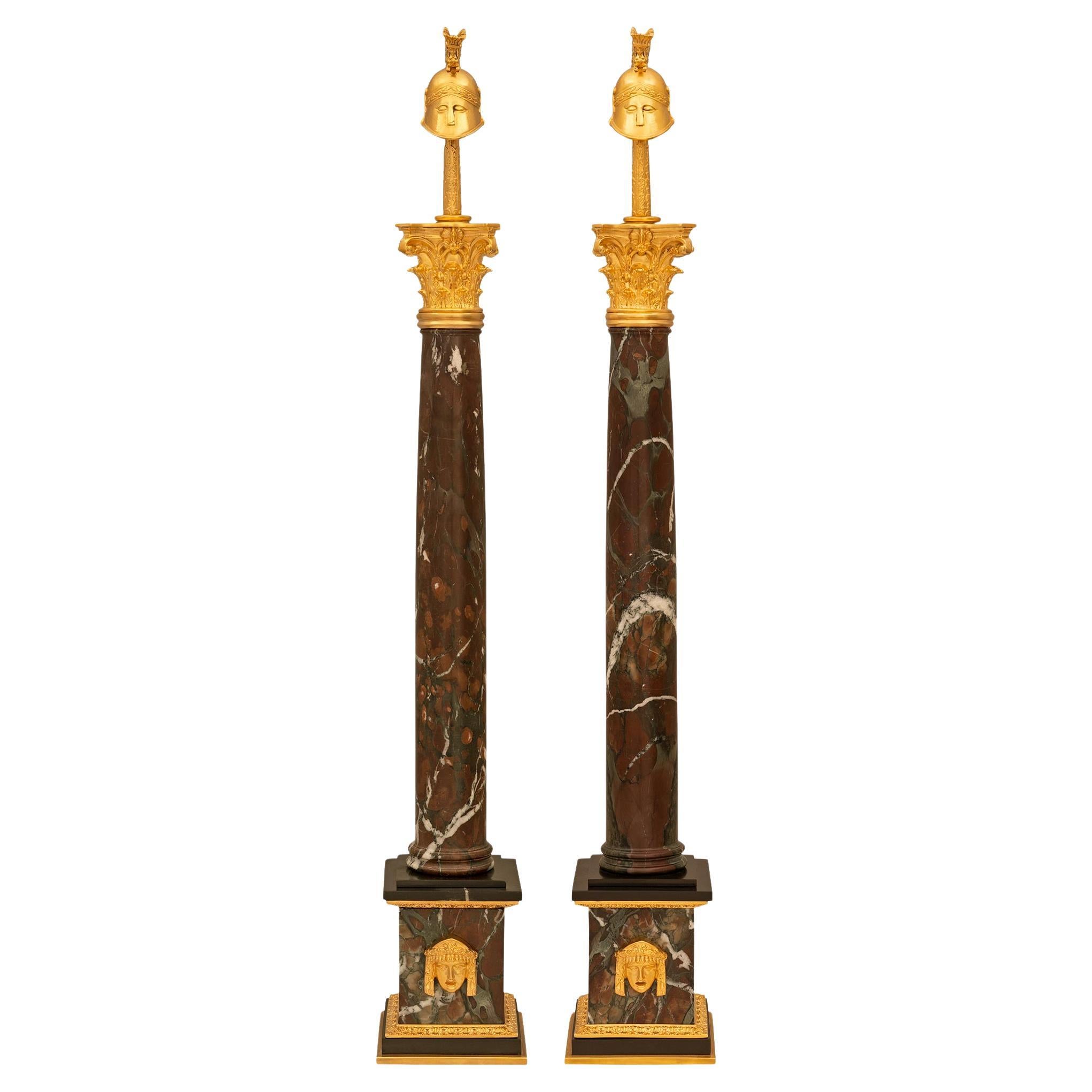 pareja de estatuas italianas del siglo xviii del periodo del Gran Tour de Ormolu y mármol