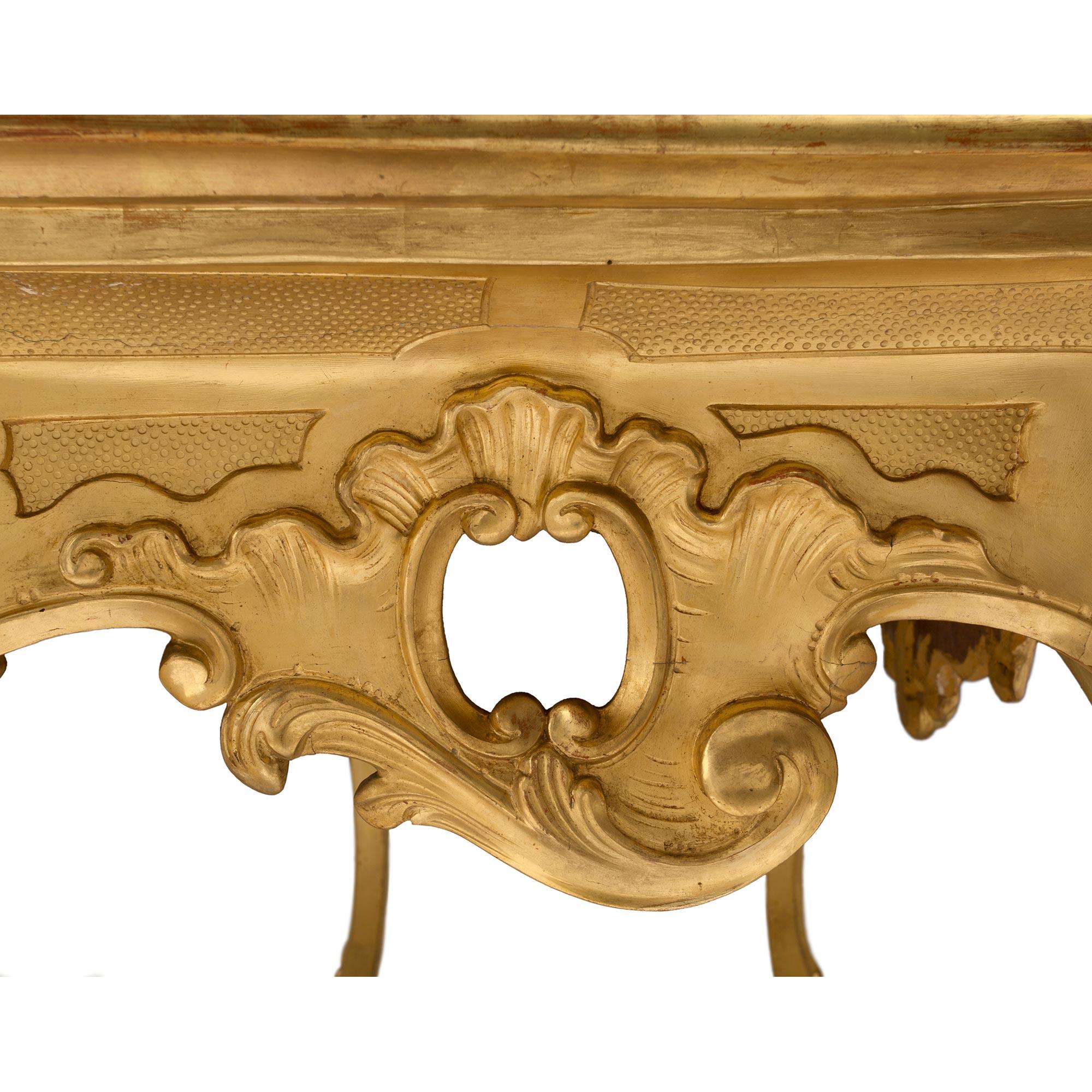 Pareja de consolas italianas del siglo XVIII, época Luis XV, de madera dorada y mármol de imitación en venta 3