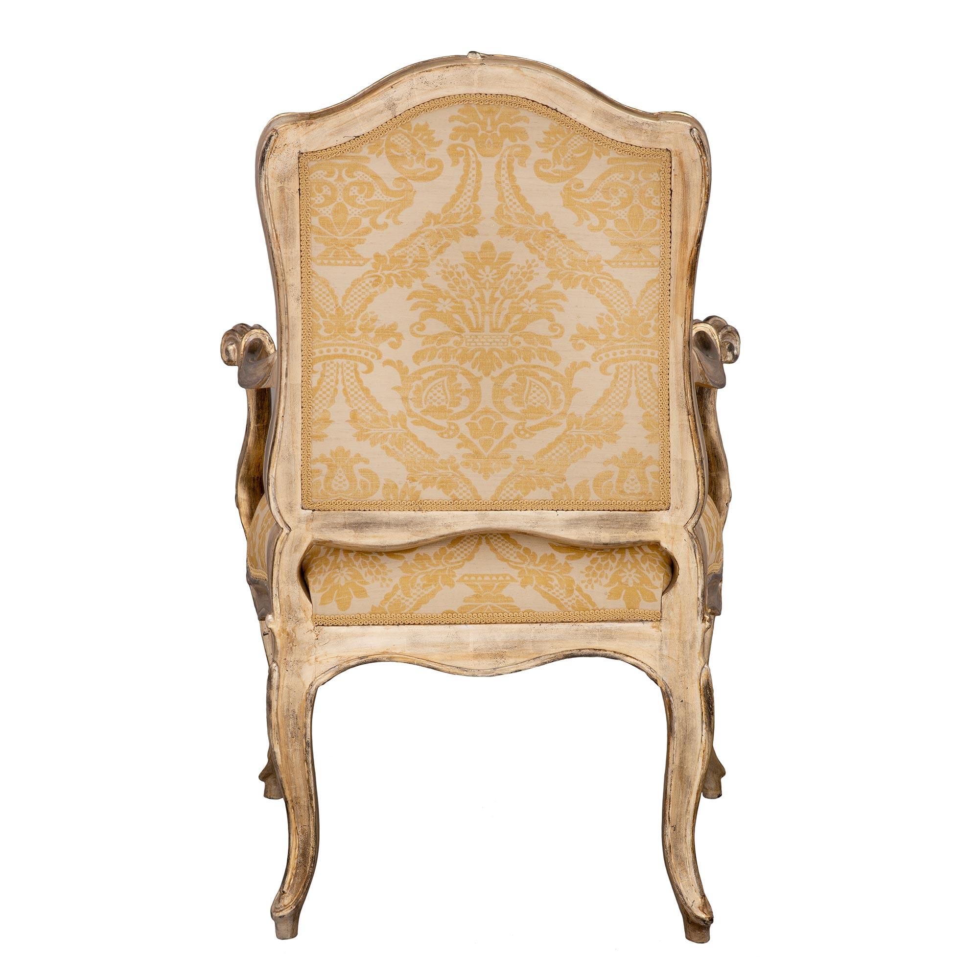 italien Paire de fauteuils vénitiens du XVIIIe siècle de style Louis XV en feuilles d'argent en vente