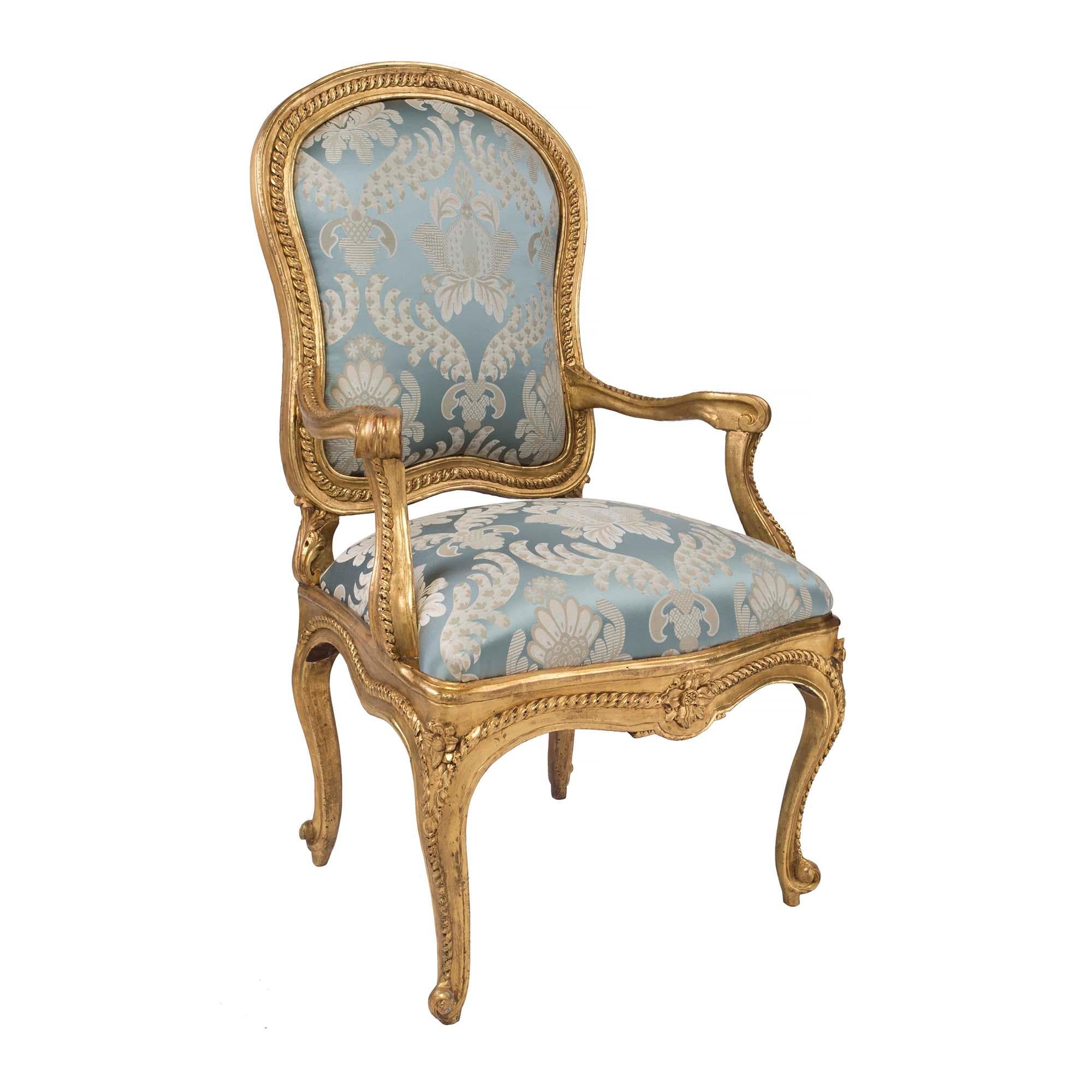 A sensational and very high-quality pair of Italian 18th century high back throne giltwood armchairs à Chassis, which signifies that the upholstery is easily removed and changed for every season. The pair of Genovese armchairs are raised by elegant