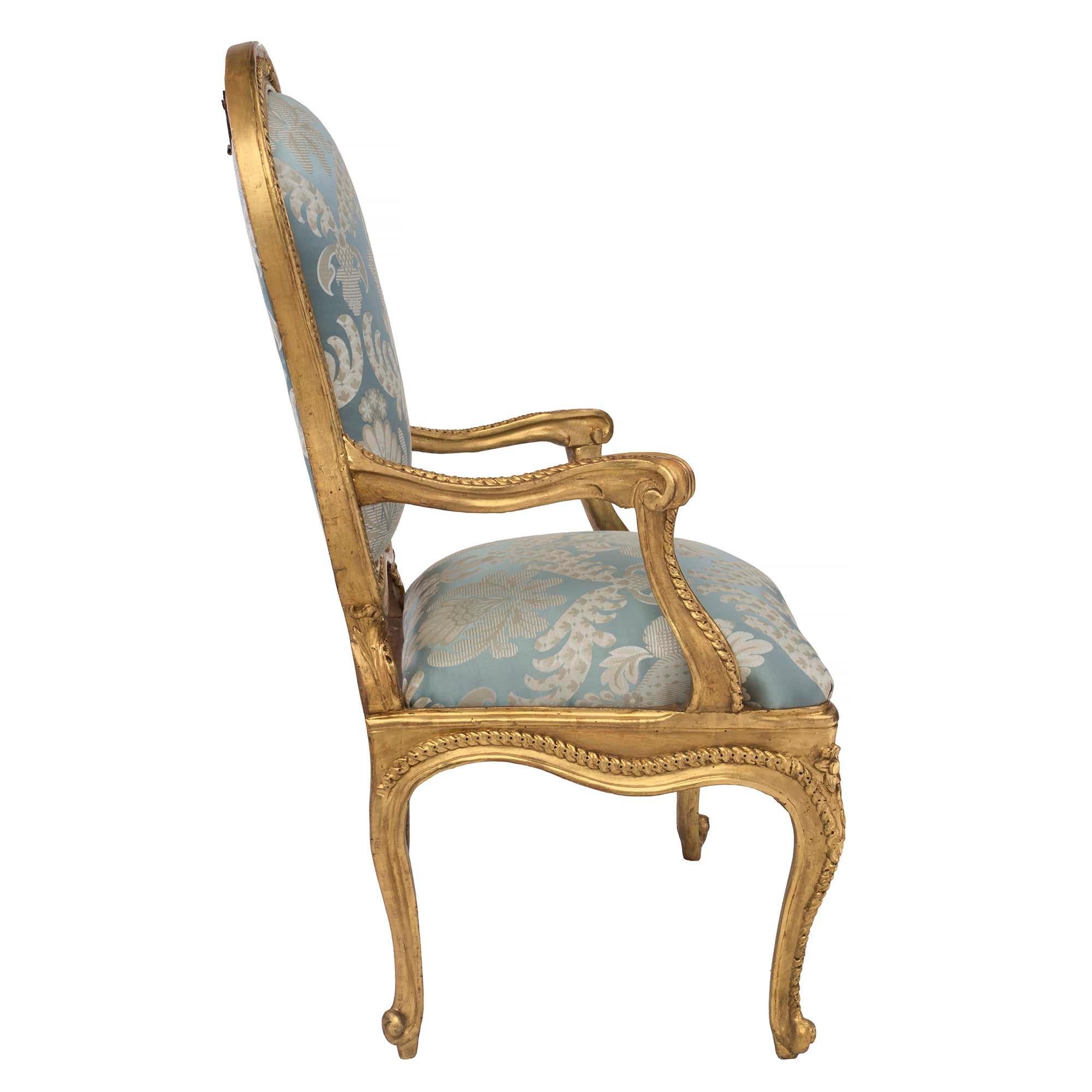 Pair of Italian 18th Century Louis XV Style Throne Giltwood Armchairs À Chassis In Good Condition In West Palm Beach, FL