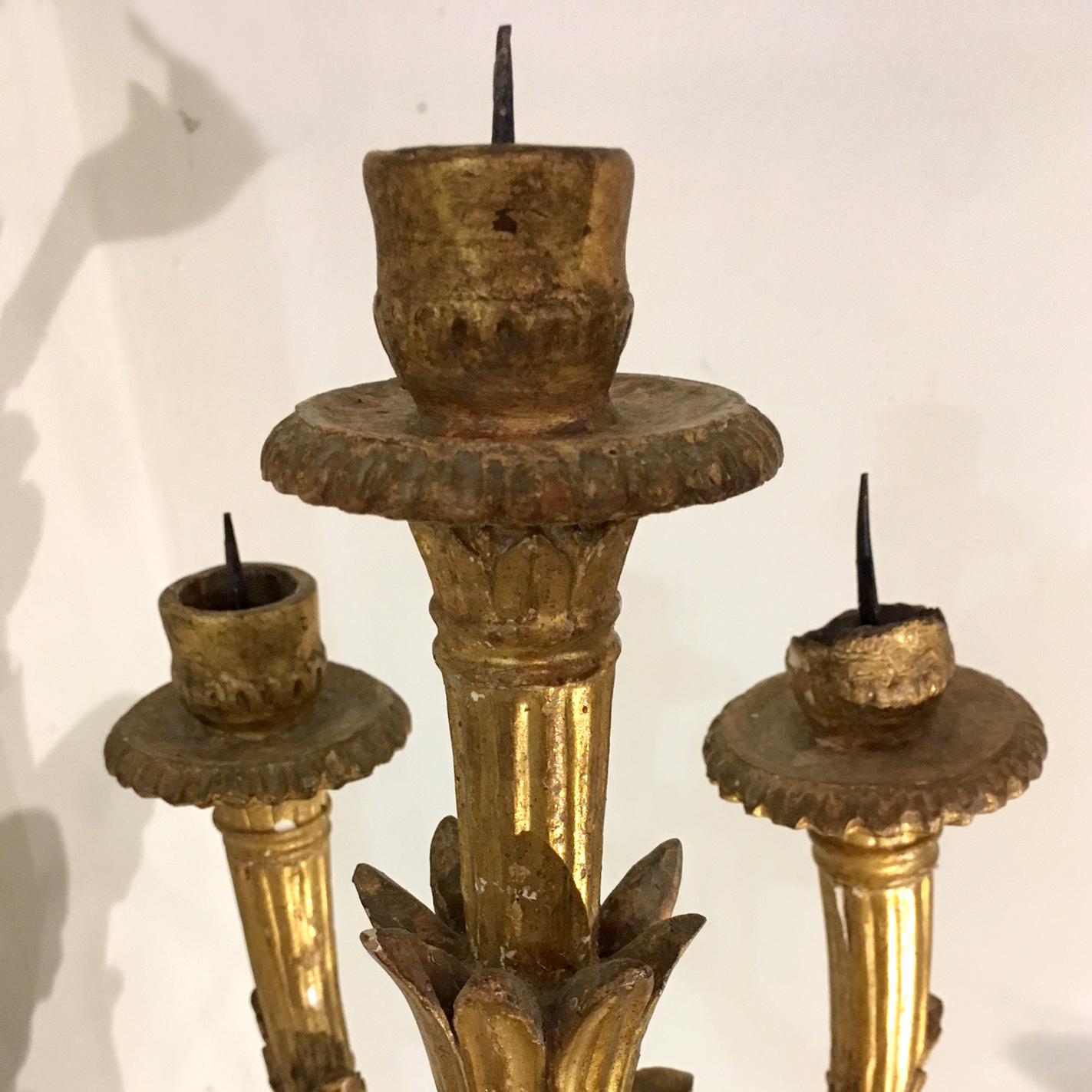 Pair of Italian 18th Century Louis XVI Giltwood Carved Candelabra In Good Condition In Firenze, IT
