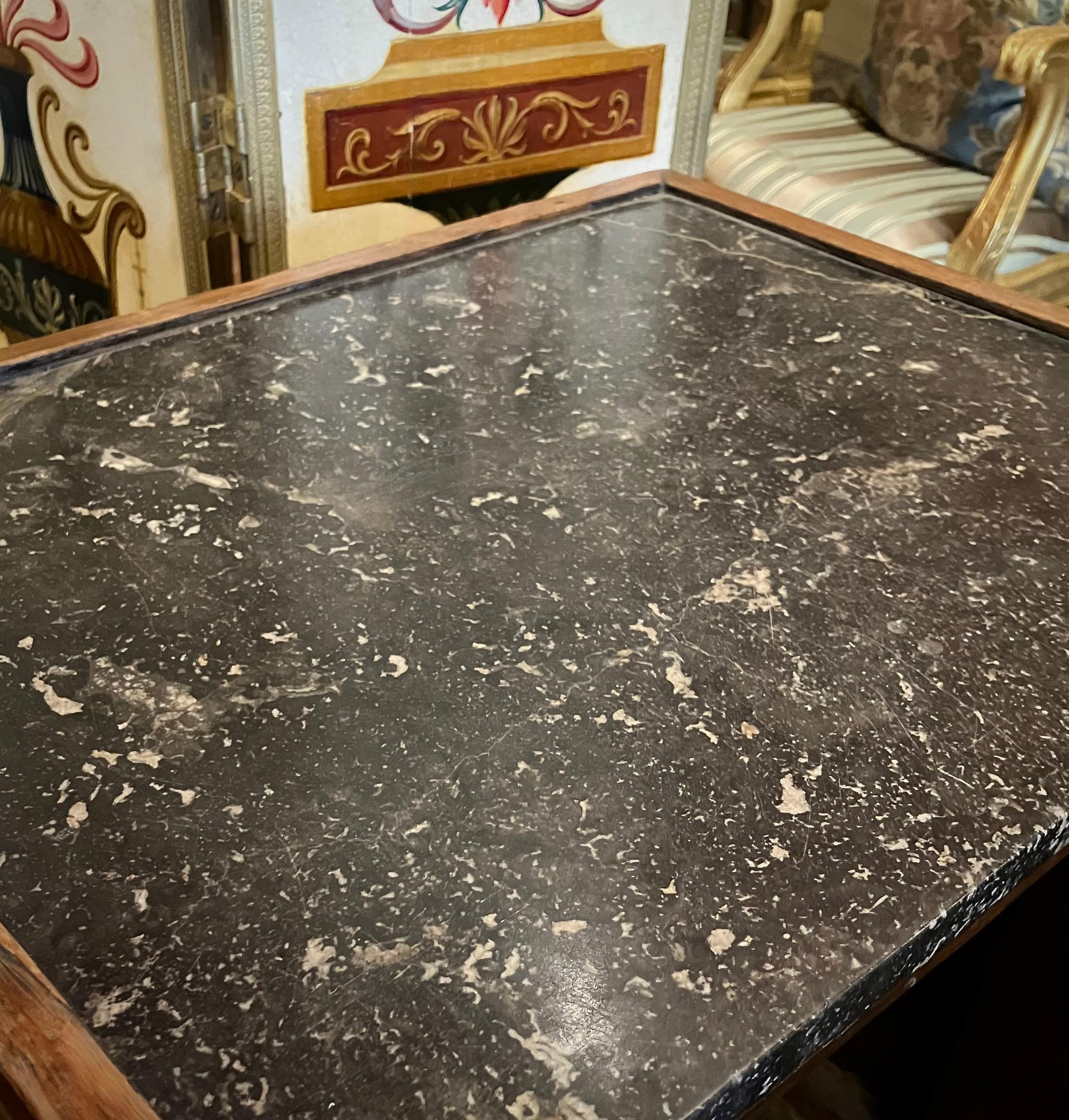 Paire de tables de nuit italiennes Louis XVI du 18ème siècle, plateau en marbre, marqueterie, 1780 en vente 5