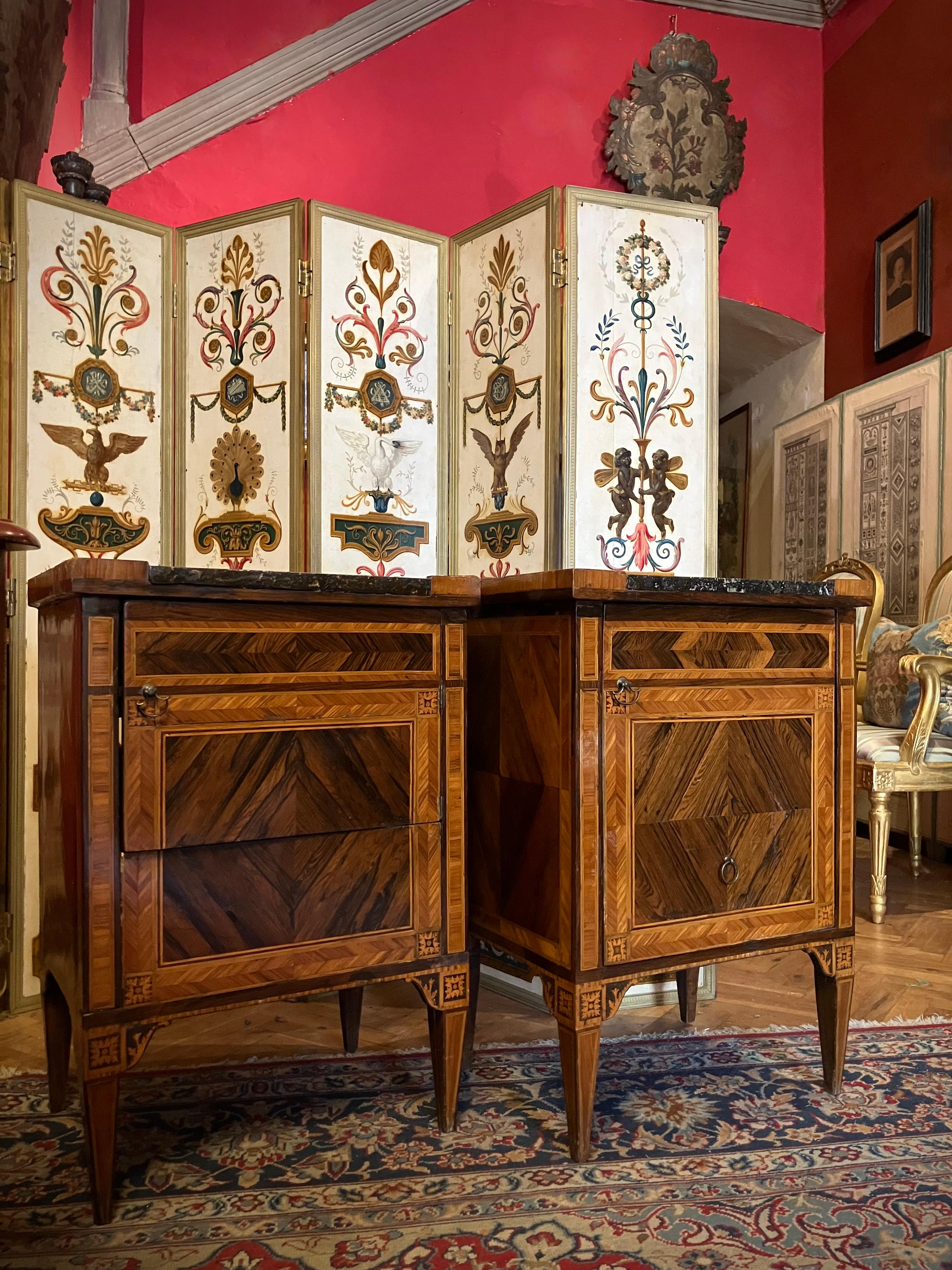 Dieses außergewöhnliche Paar italienischer Louis-XVI-Nachttische, das aus den Werkstätten der Toskana um 1780 stammt, ist ein raffiniertes Beispiel für die italienische Handwerkskunst des 18. 

Diese charmanten Nachttische, die sich auch