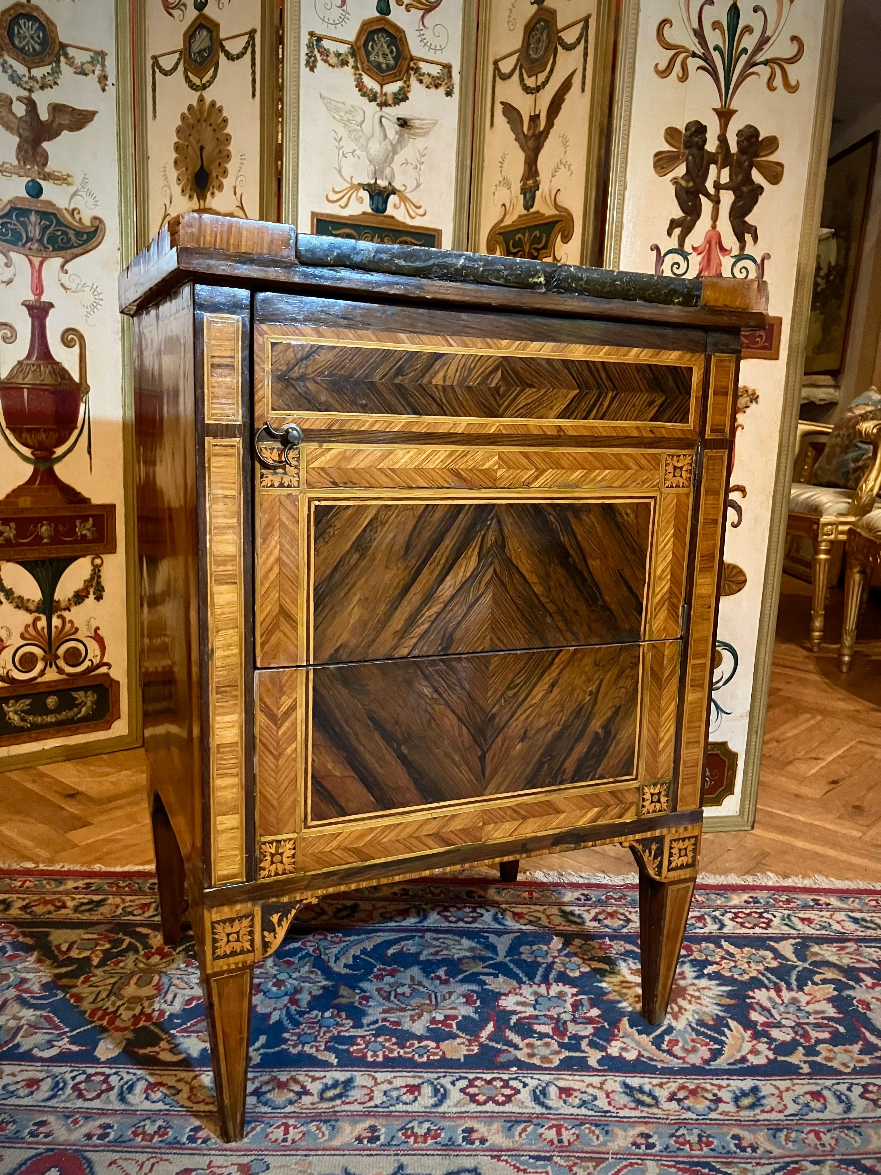 Paar italienische Louis-XVI-Nachttische des 18. Jahrhunderts, Marmorplatte, Intarsien, 1780 (Louis XVI.) im Angebot
