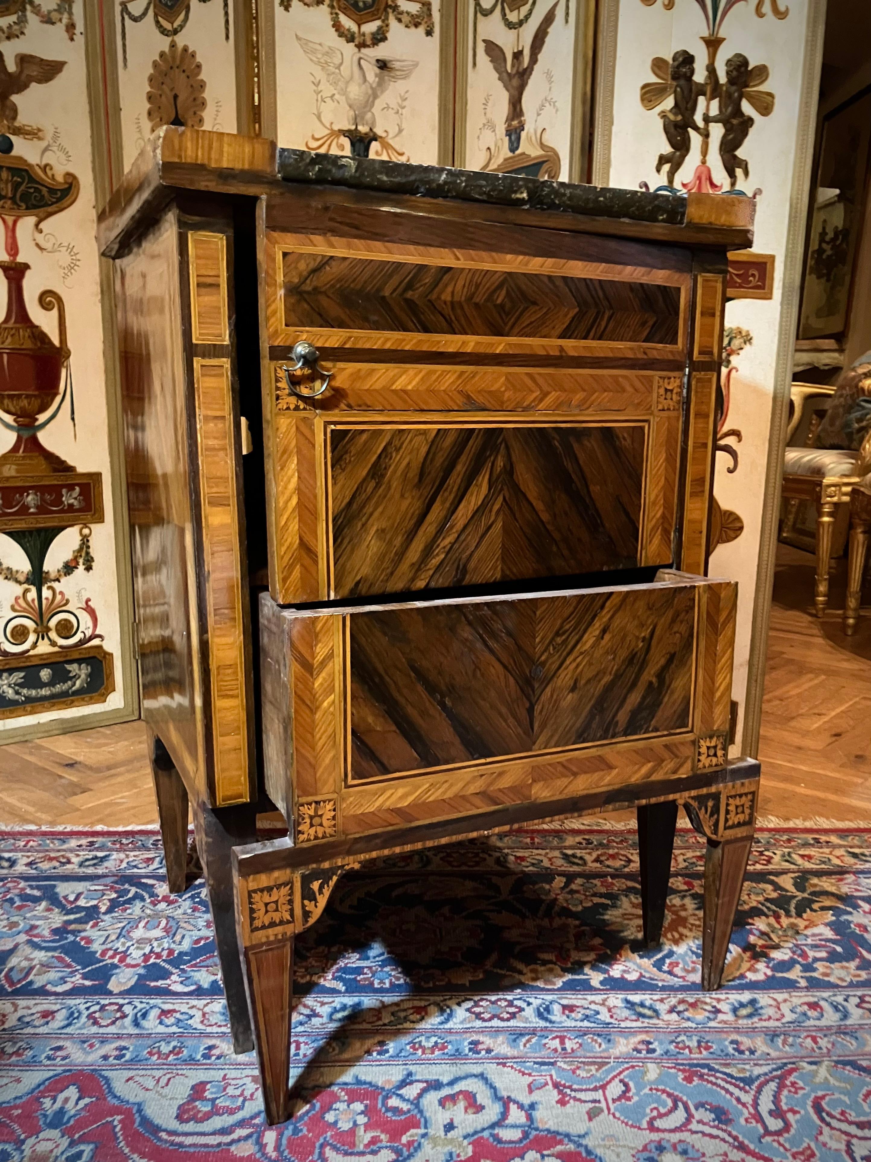 Paire de tables de nuit italiennes Louis XVI du 18ème siècle, plateau en marbre, marqueterie, 1780 Bon état - En vente à Firenze, IT