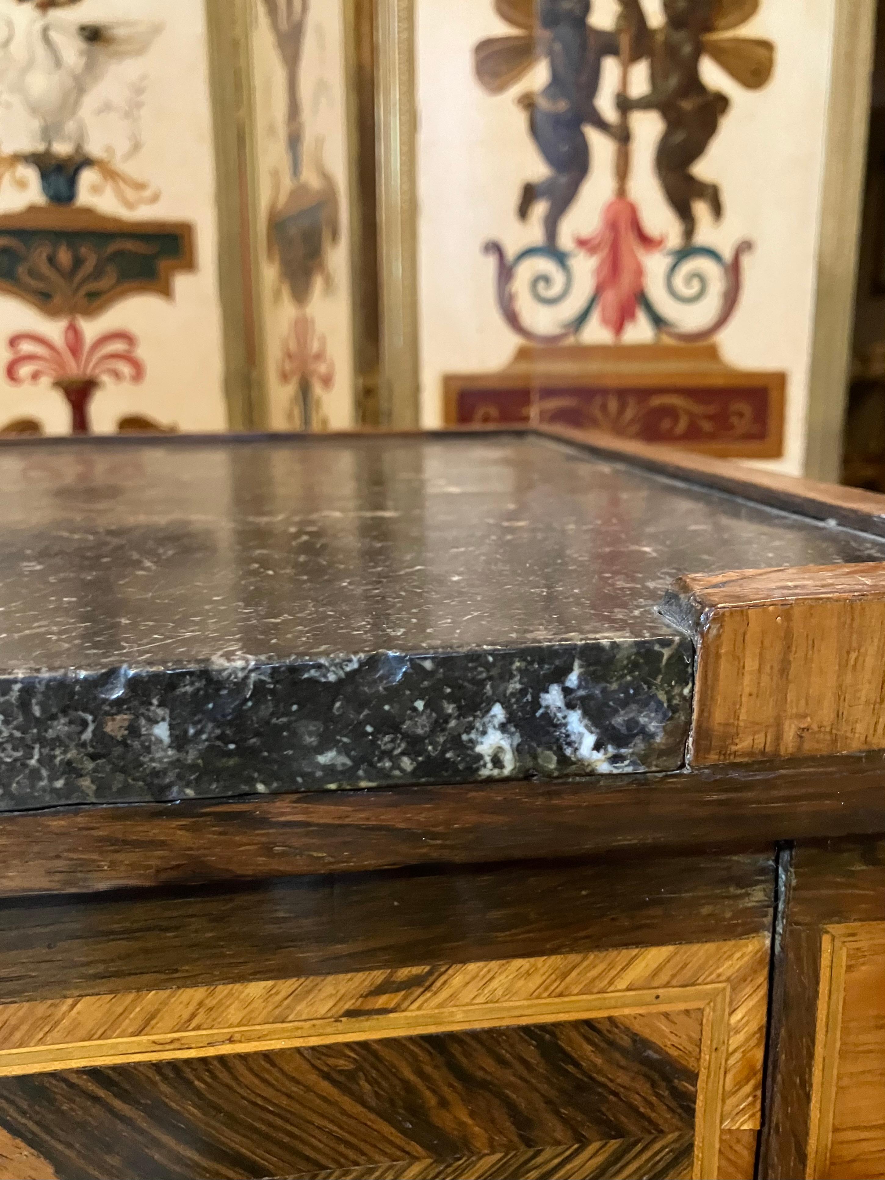 XVIIIe siècle et antérieur Paire de tables de nuit italiennes Louis XVI du 18ème siècle, plateau en marbre, marqueterie, 1780 en vente