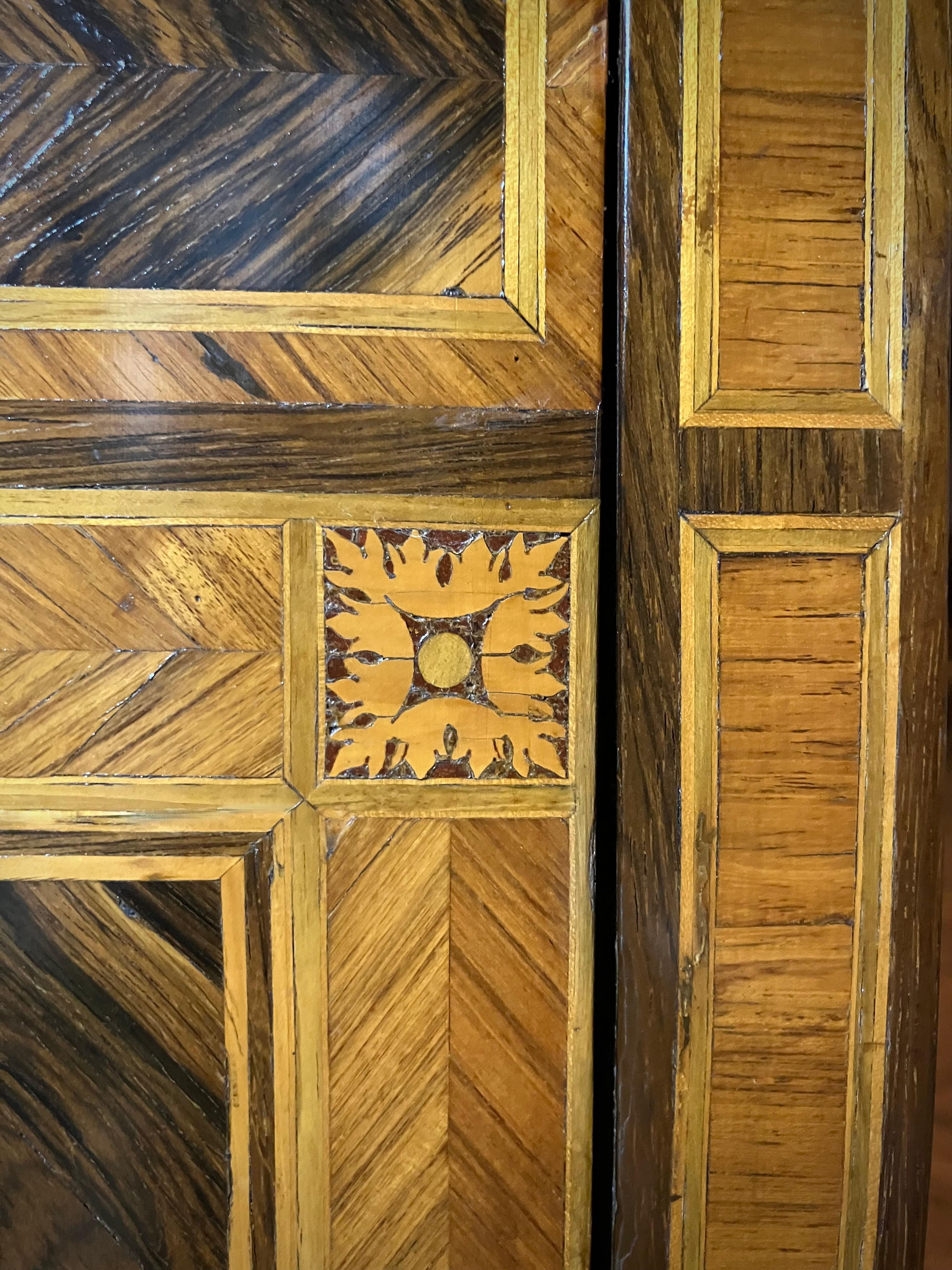 Paire de tables de nuit italiennes Louis XVI du 18ème siècle, plateau en marbre, marqueterie, 1780 en vente 1