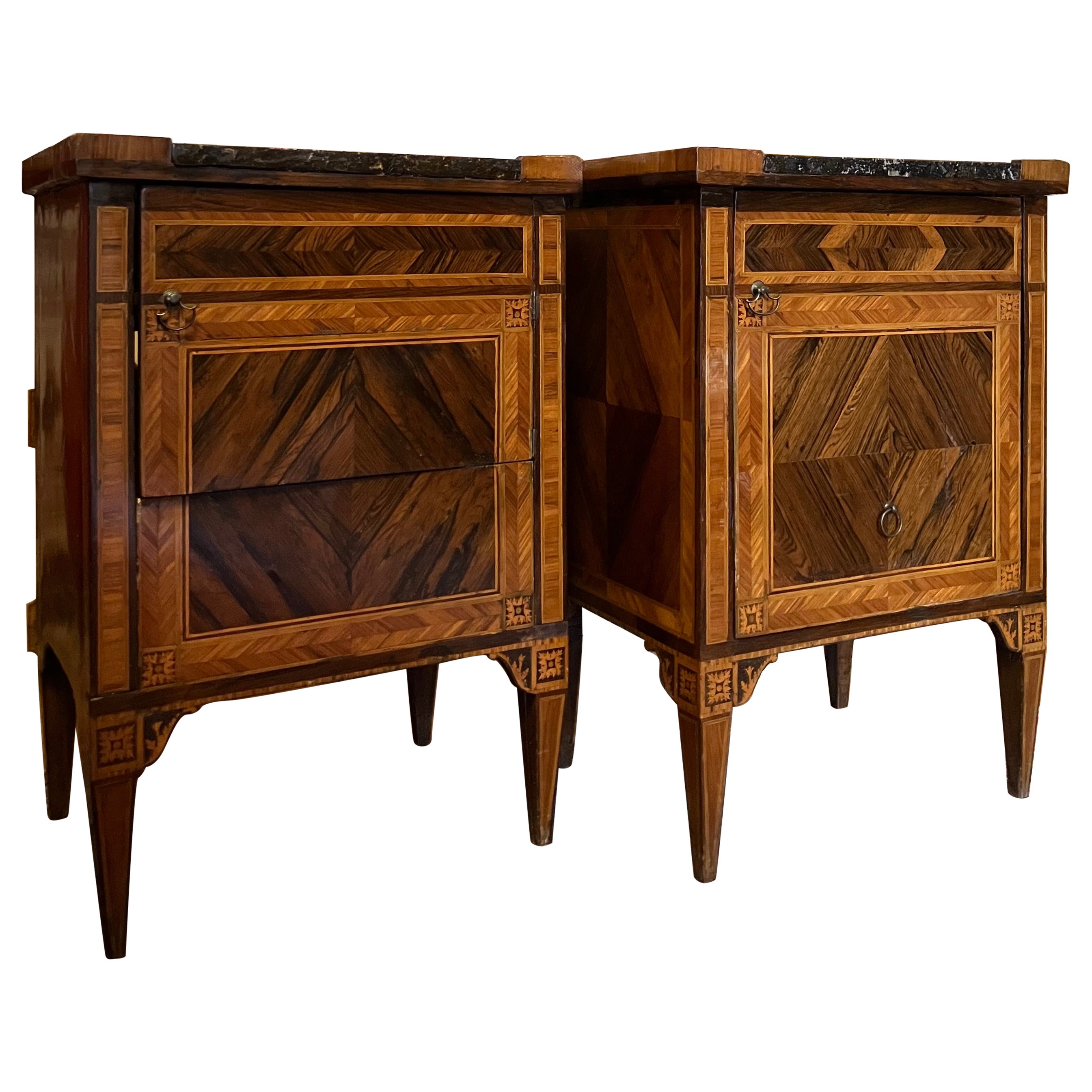 Paire de tables de nuit italiennes Louis XVI du 18ème siècle, plateau en marbre, marqueterie, 1780 en vente