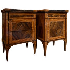 Paire de tables de nuit italiennes Louis XVI du 18ème siècle, plateau en marbre, marqueterie, 1780