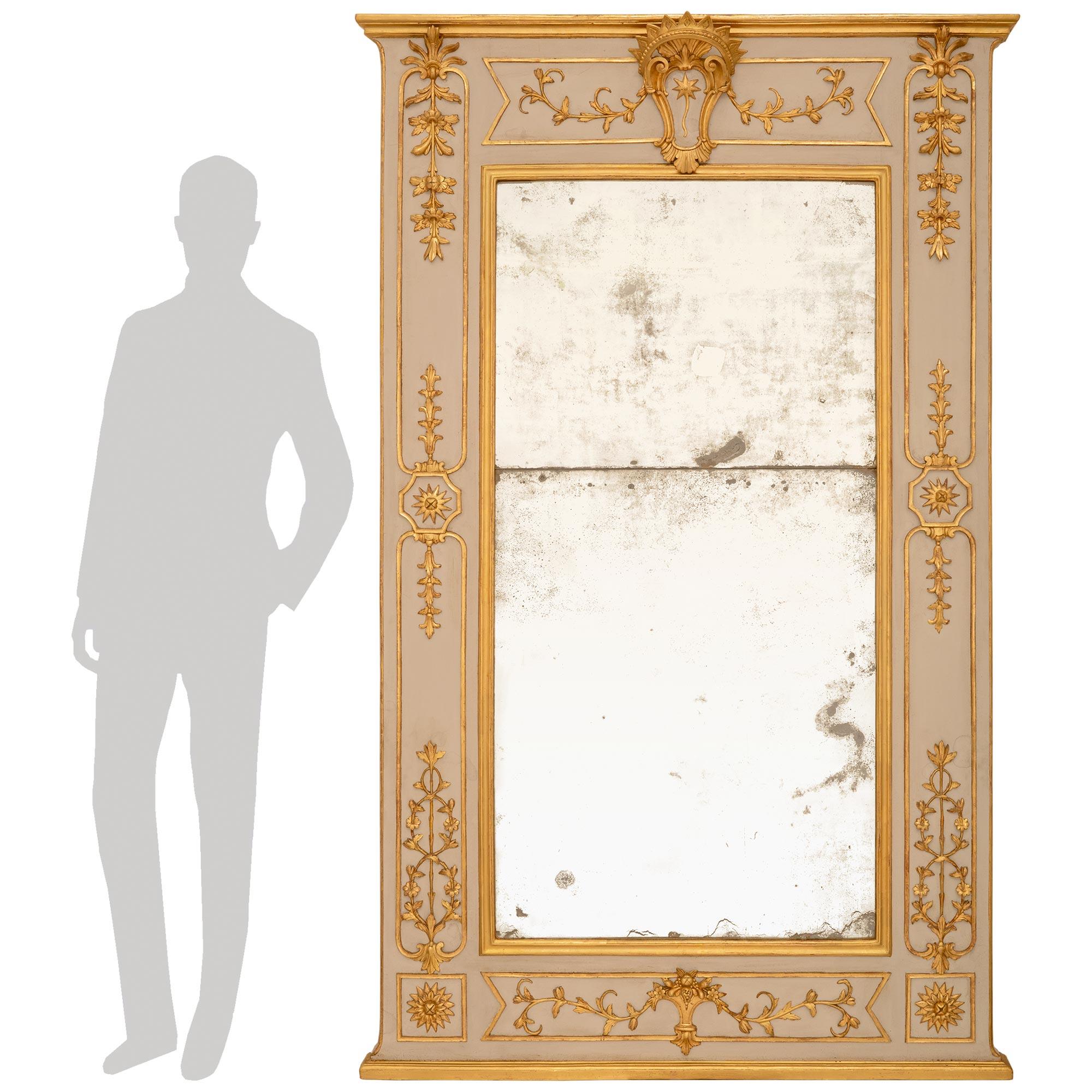 Splendida coppia di specchiere italiane del XVIII secolo in stile Luigi XVI patinate in bianco e legno dorato. Ogni splendido specchio mostra le sue lastre originali patinate ed è sostenuto da una base in legno d'orato screziato. Ciascuno degli