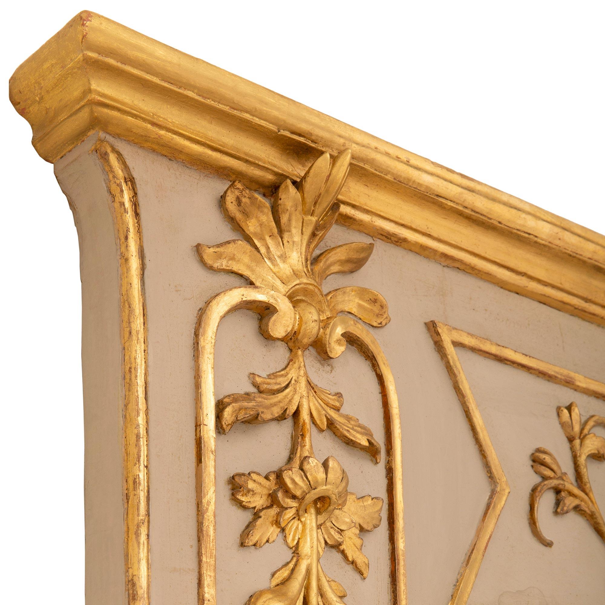 coppia di specchi italiani del XVIII secolo Luigi XVI in legno patinato e Wood In condizioni buone in vendita a West Palm Beach, FL