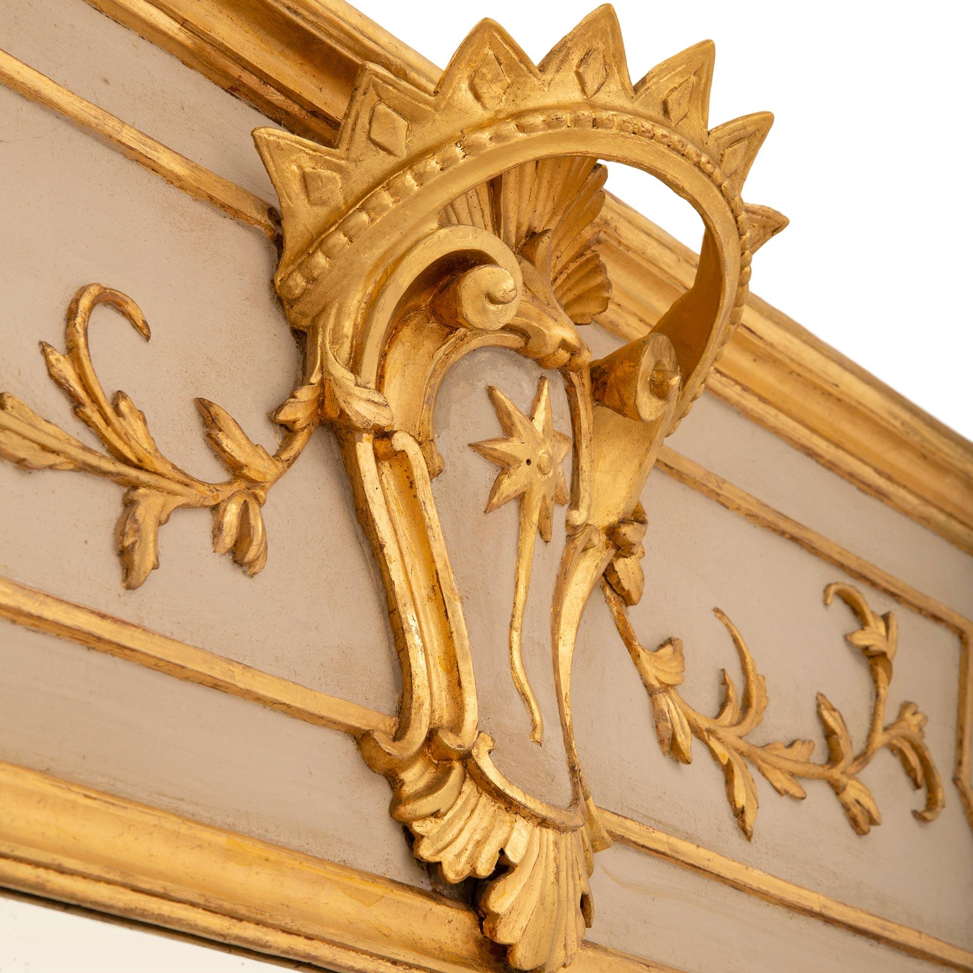 Fino al XVIII secolo coppia di specchi italiani del XVIII secolo Luigi XVI in legno patinato e Wood in vendita