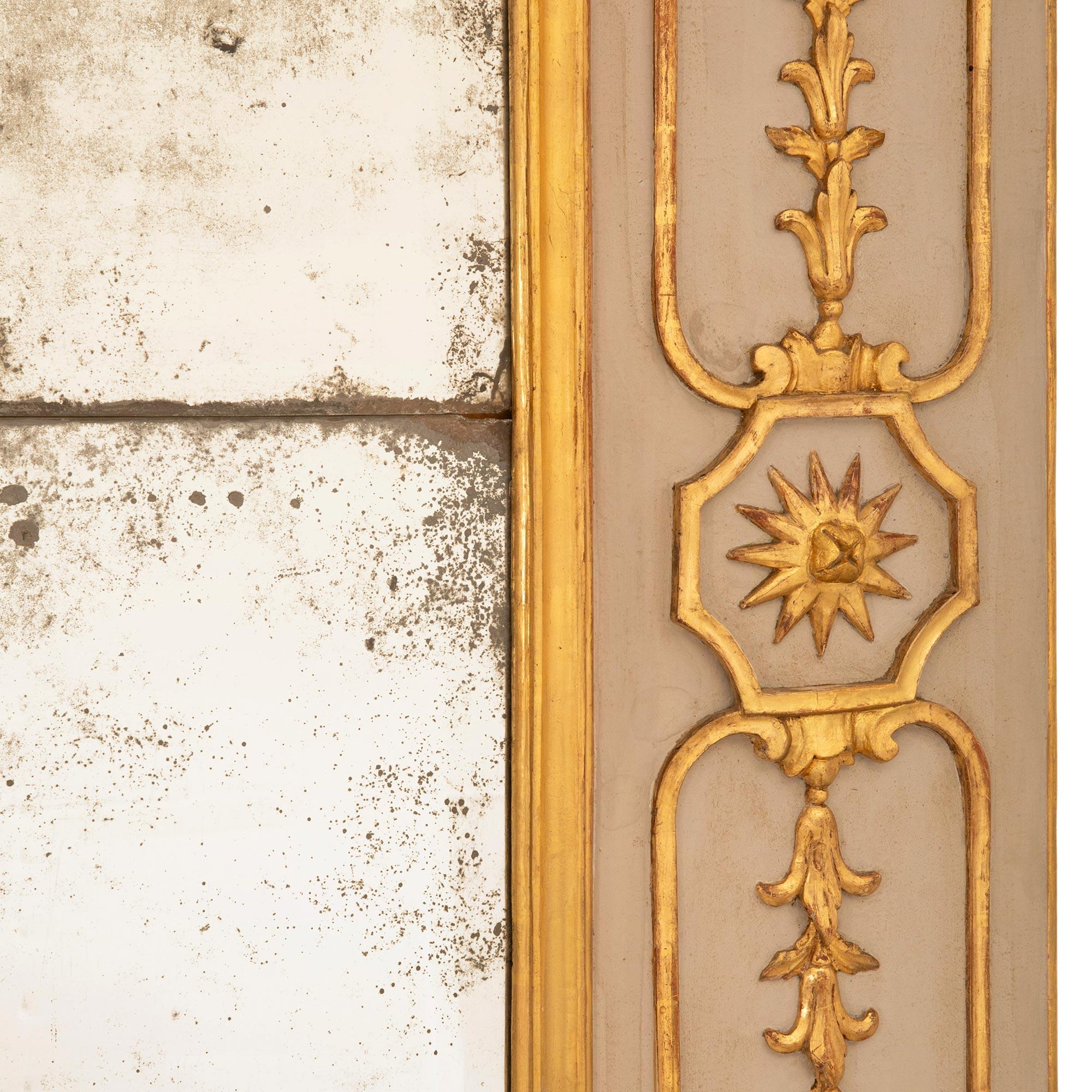 Legno dorato coppia di specchi italiani del XVIII secolo Luigi XVI in legno patinato e Wood in vendita