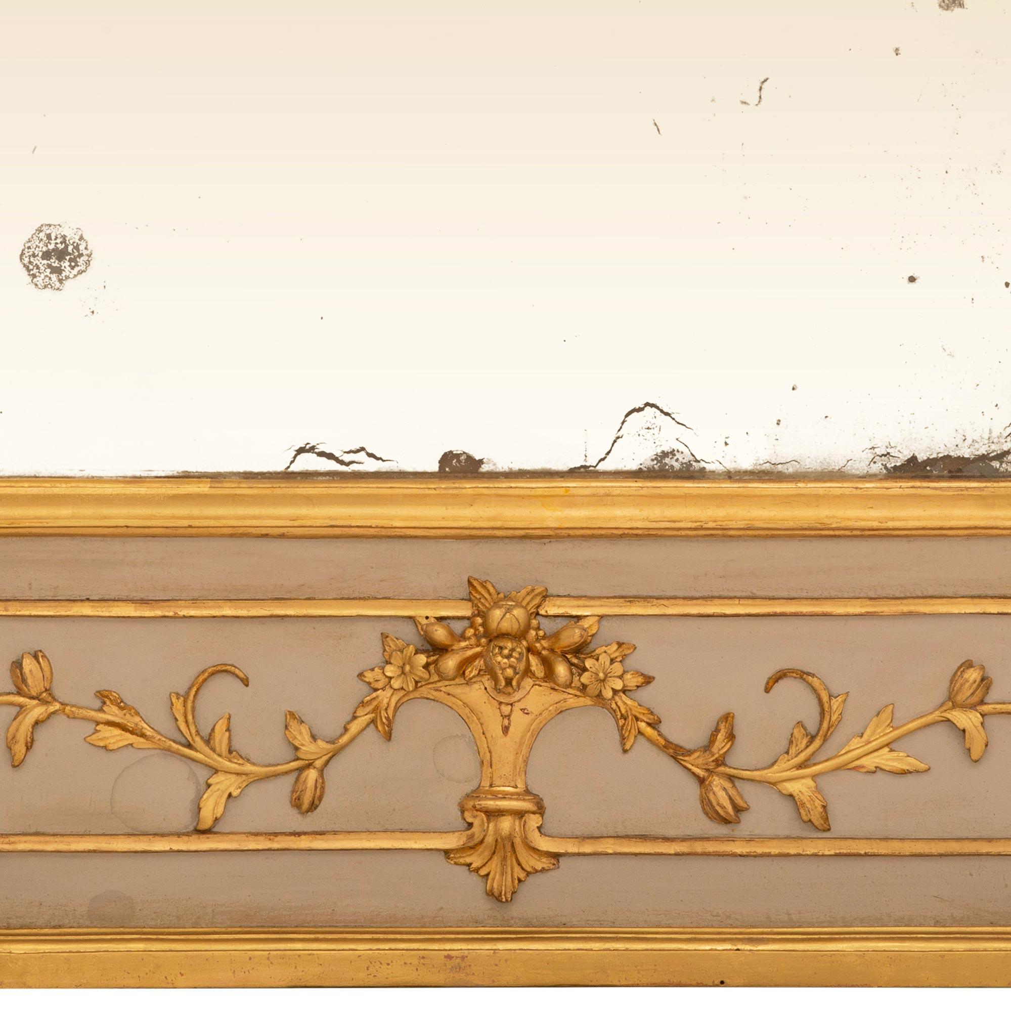 coppia di specchi italiani del XVIII secolo Luigi XVI in legno patinato e Wood in vendita 1