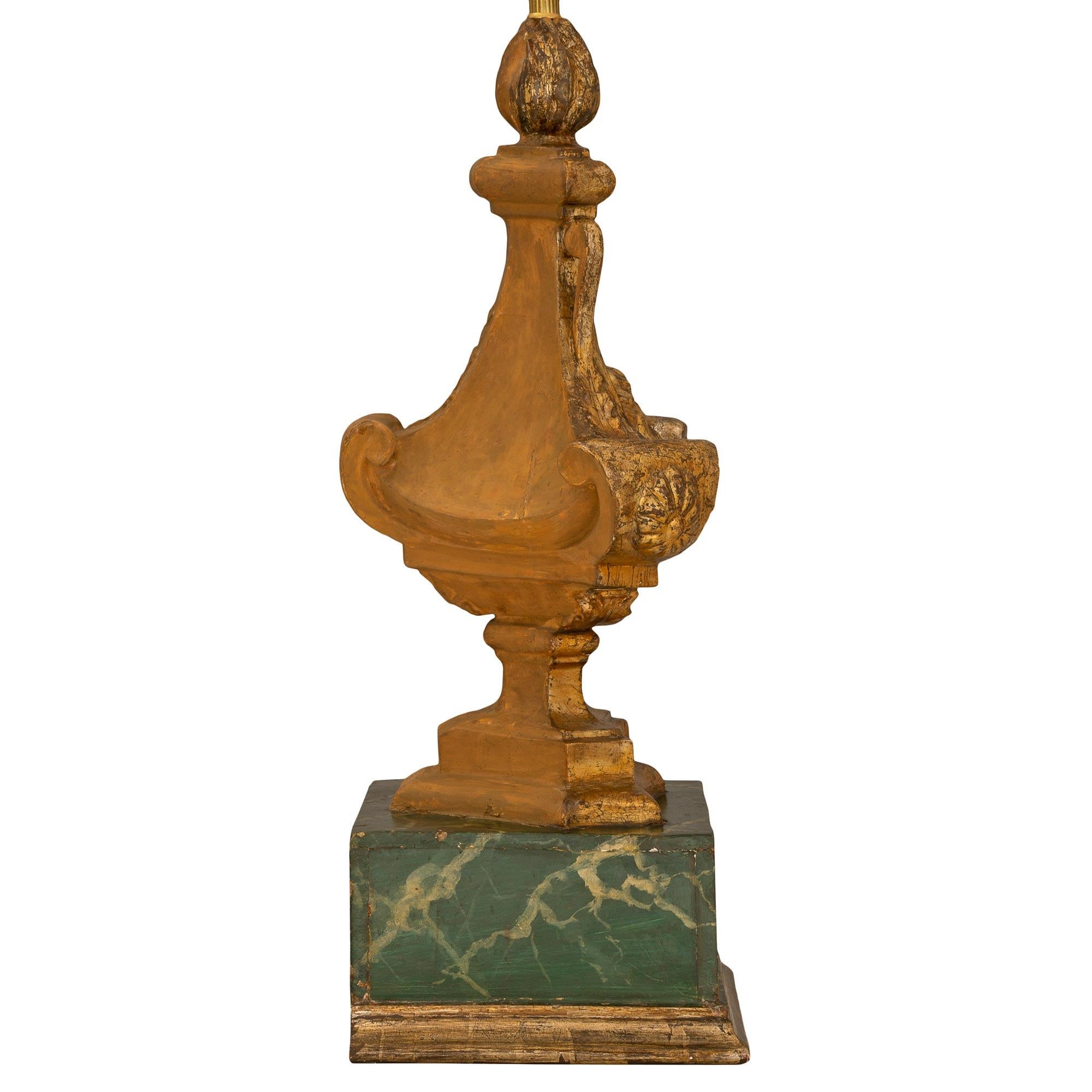 Paire de lampes italiennes d'époque Louis XVI du 18ème siècle en Mecque et faux marbre peint. Chaque lampe est surélevée par une base carrée en faux marbre peint merveilleusement exécutée avec une bande de Mecque finement marbrée. Les corps les plus