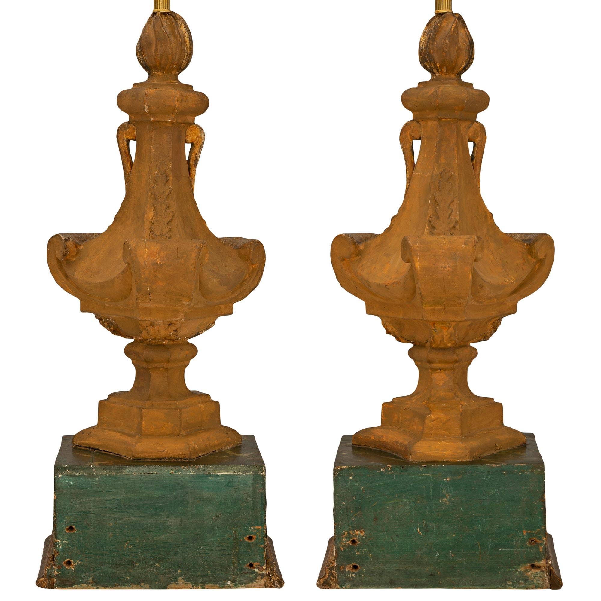 Pair of Italian 18th Century Louis XVI Period Carved Mecca Lamps For Sale 3