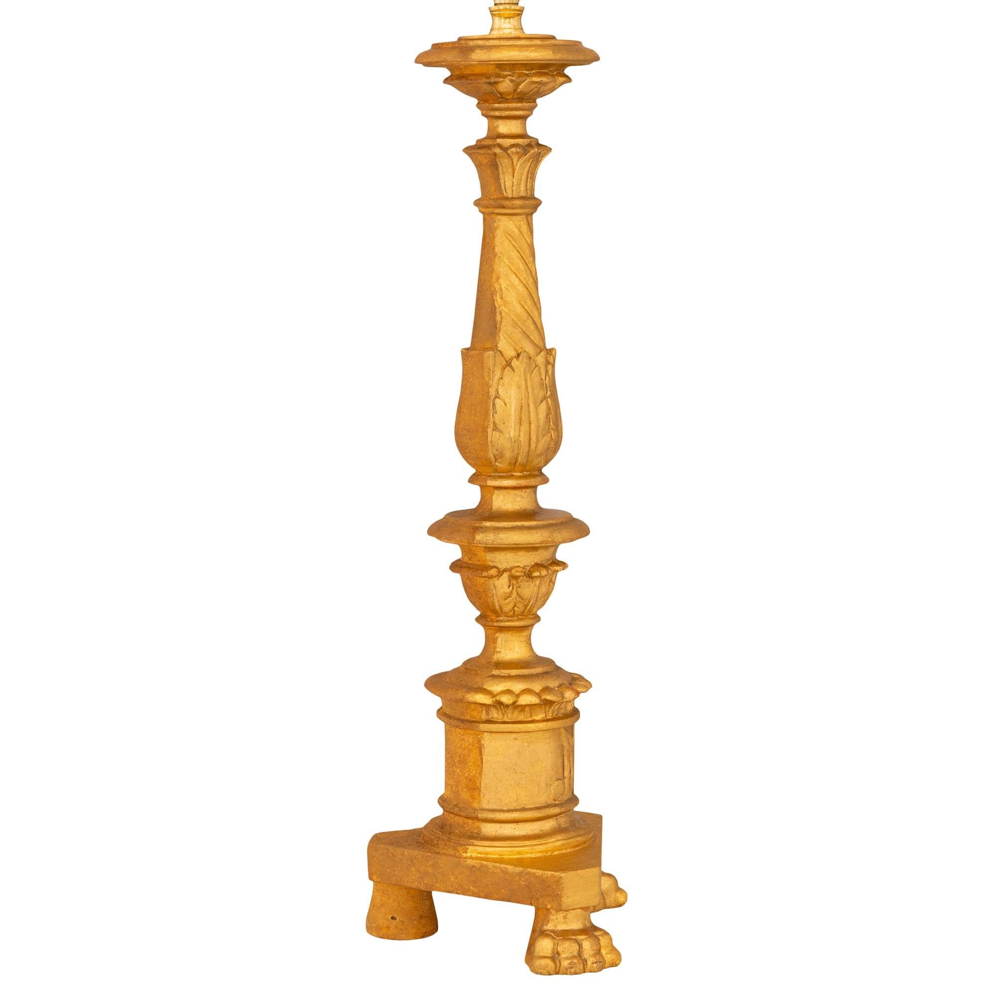 Italiano coppia di lampade italiane del XVIII secolo in legno dorato del periodo Luigi XVI in vendita