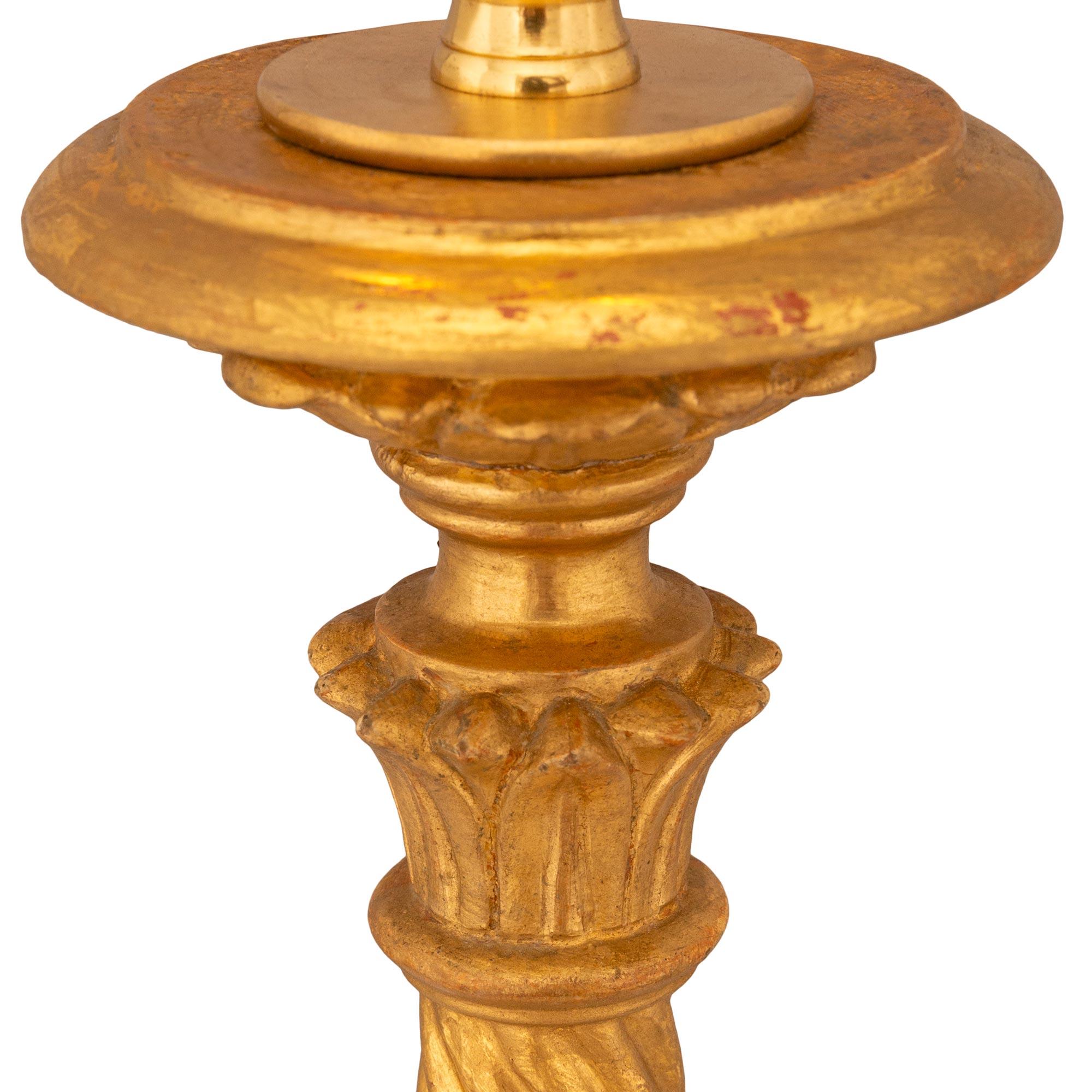 coppia di lampade italiane del XVIII secolo in legno dorato del periodo Luigi XVI In condizioni buone in vendita a West Palm Beach, FL