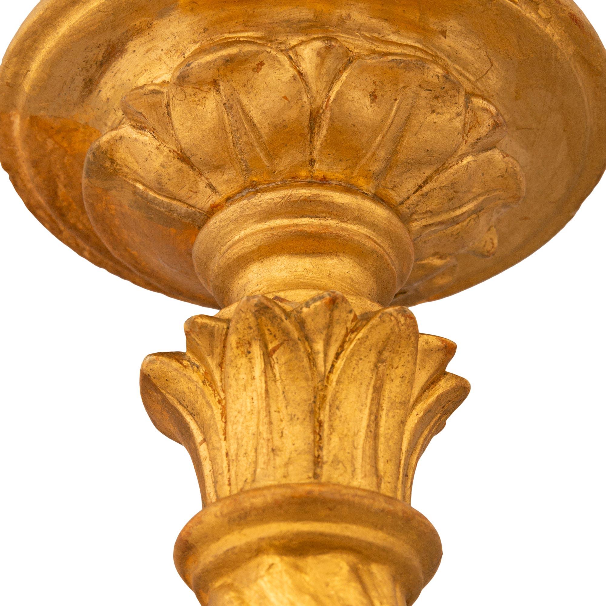 Fino al XVIII secolo coppia di lampade italiane del XVIII secolo in legno dorato del periodo Luigi XVI in vendita