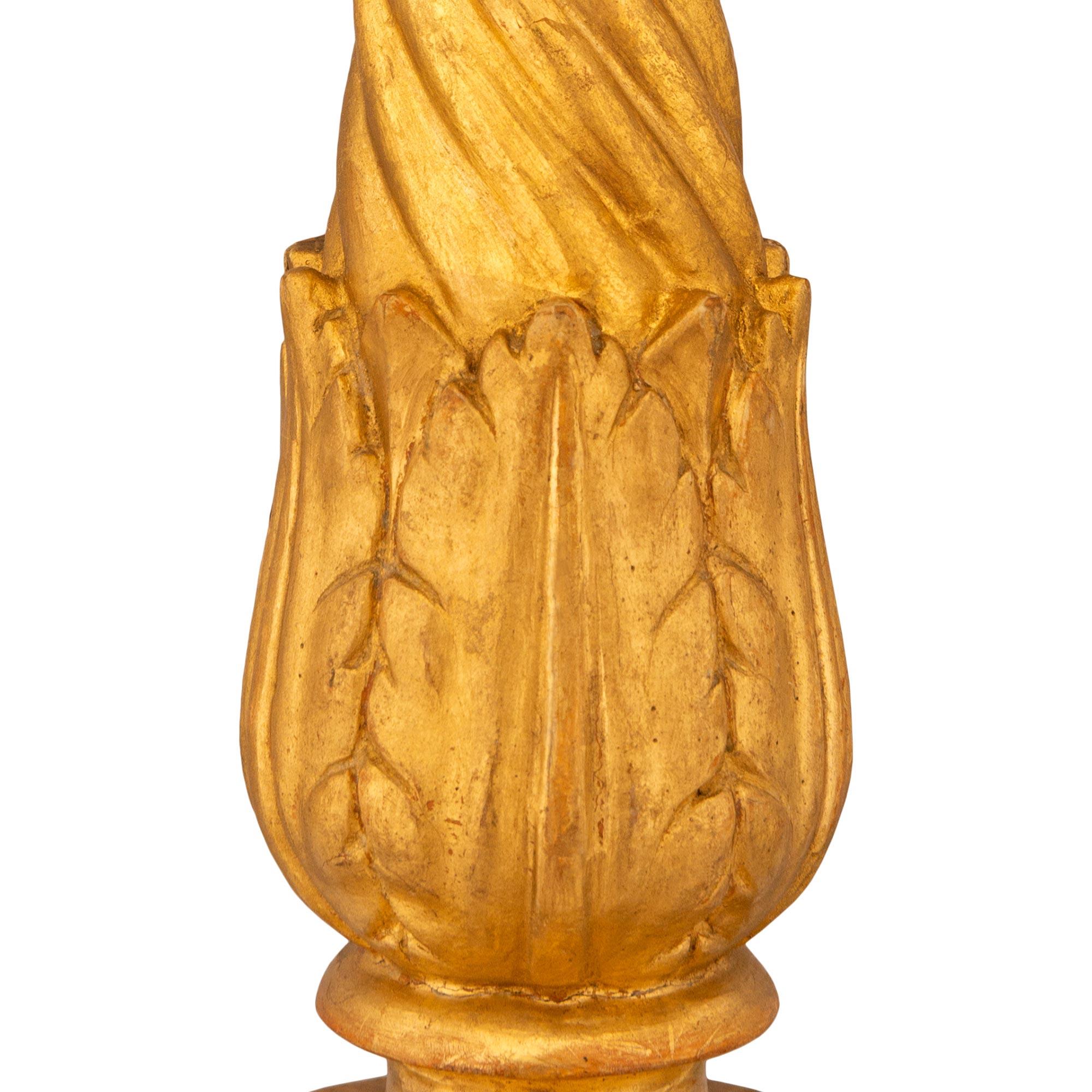 Legno dorato coppia di lampade italiane del XVIII secolo in legno dorato del periodo Luigi XVI in vendita