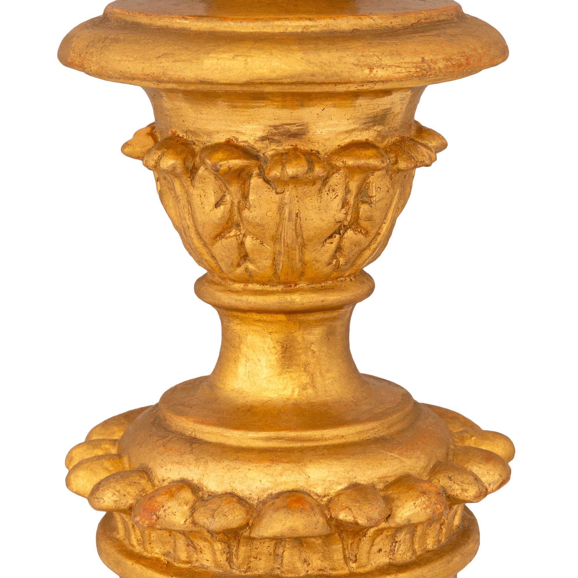 coppia di lampade italiane del XVIII secolo in legno dorato del periodo Luigi XVI in vendita 1