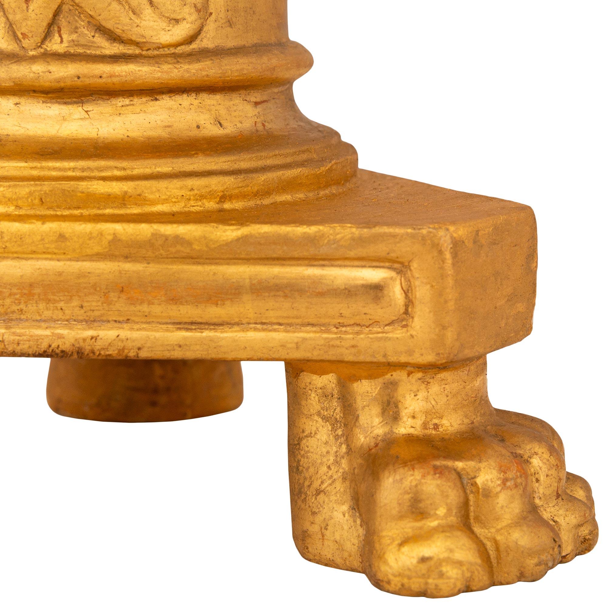 coppia di lampade italiane del XVIII secolo in legno dorato del periodo Luigi XVI in vendita 3
