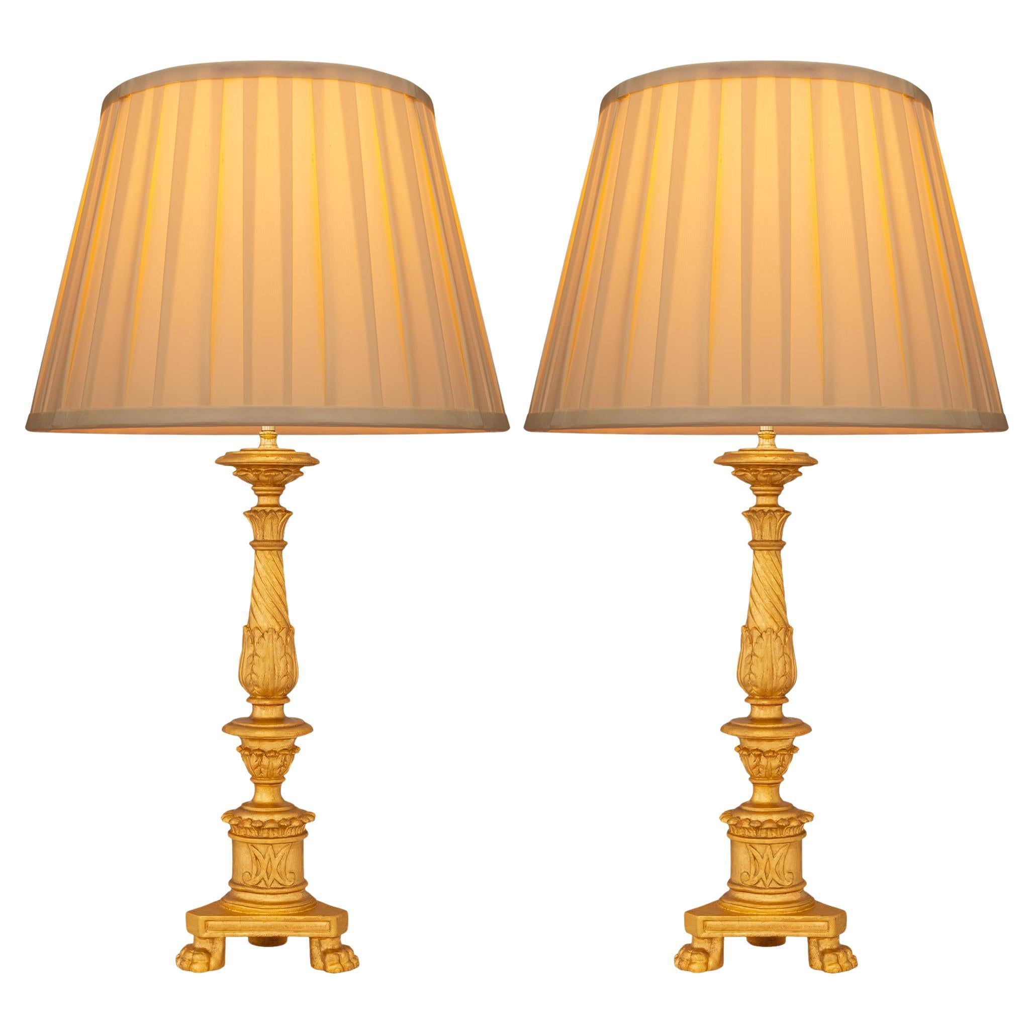coppia di lampade italiane del XVIII secolo in legno dorato del periodo Luigi XVI in vendita