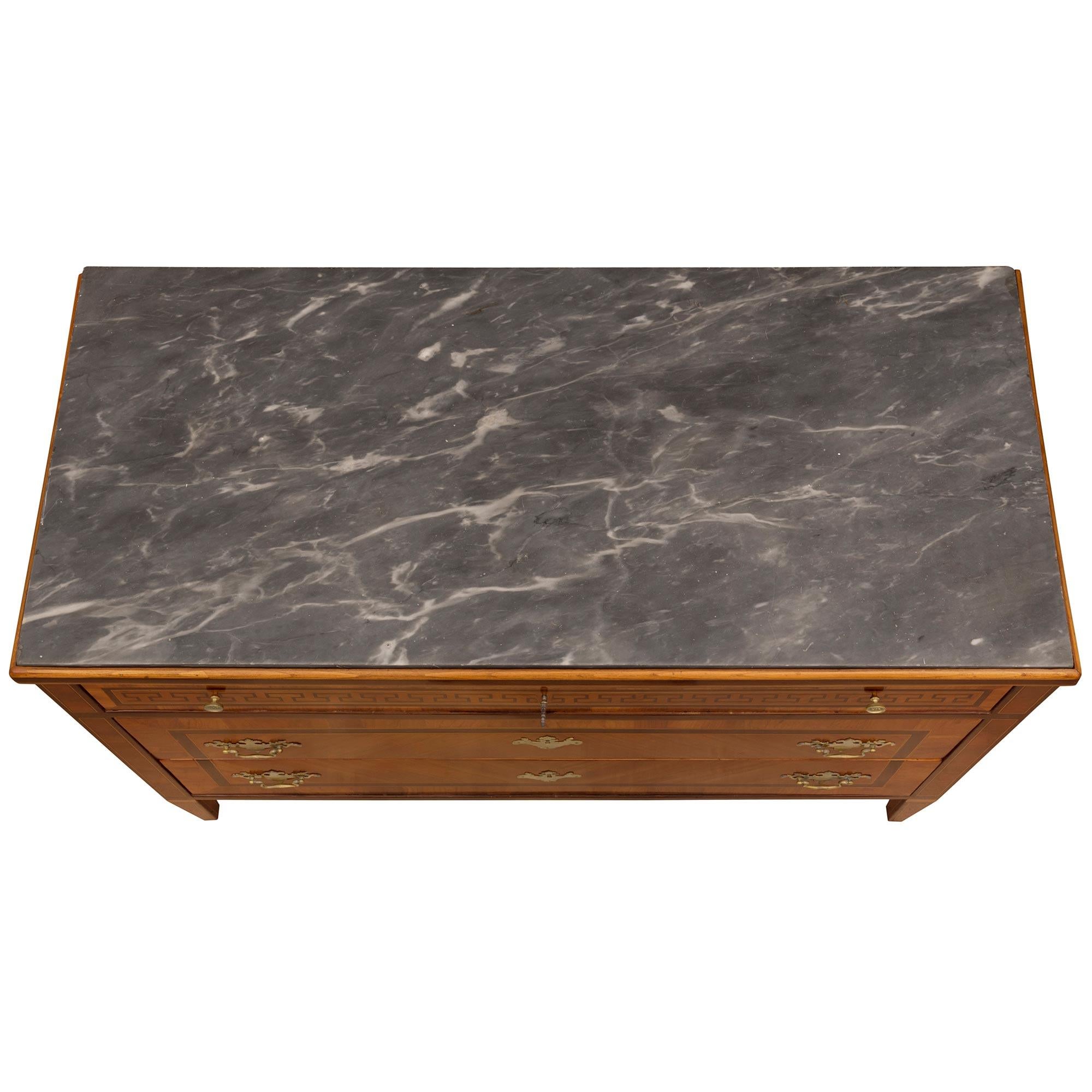 Ein beeindruckendes und äußerst elegantes Paar italienischer Truhen aus Kingwood, Tulipwood, Bronze und Gris St. Anne Marmor aus der Toskana aus dem 18. Jede Kommode mit drei Schubladen steht auf quadratischen, sich verjüngenden Beinen mit fein