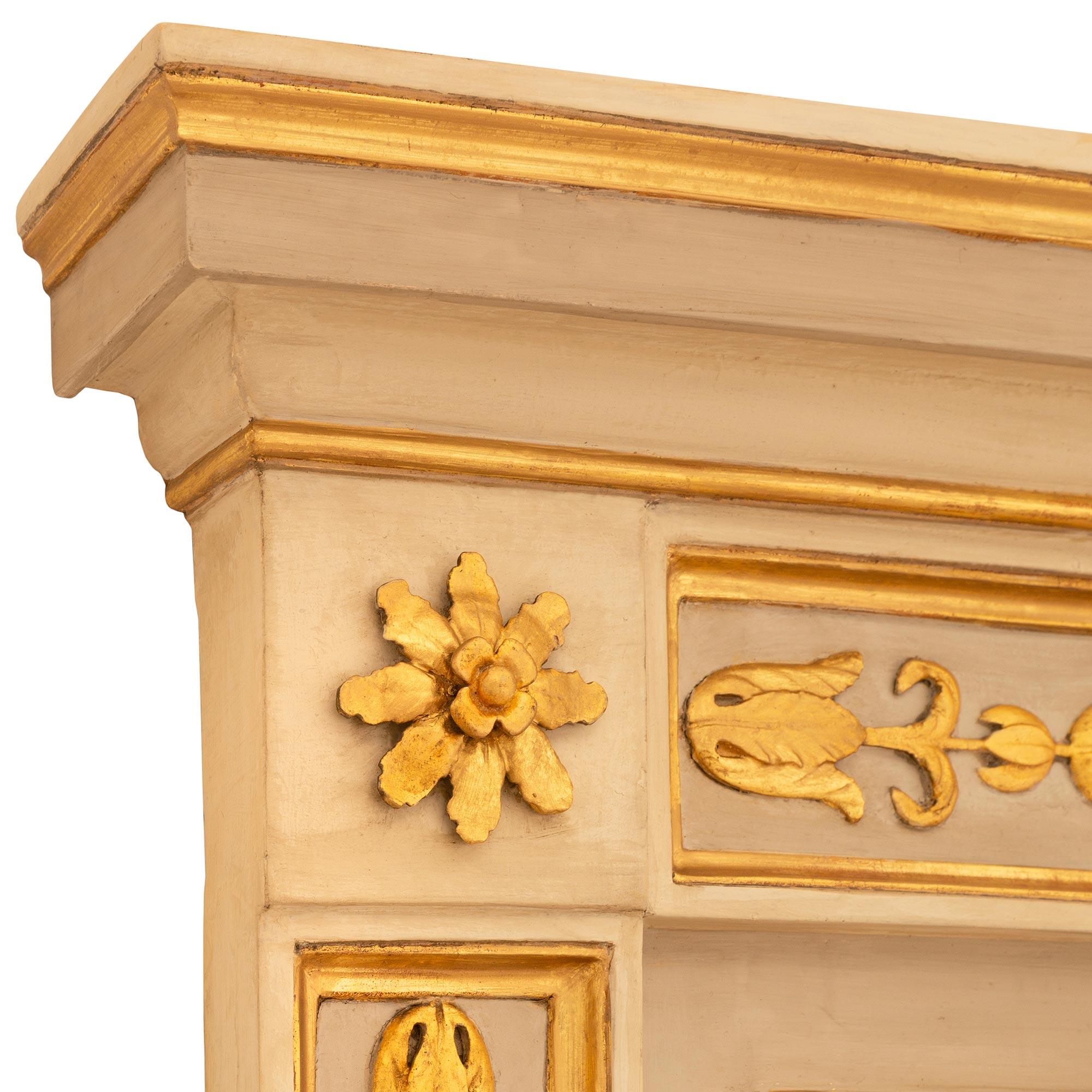 coppia di specchi italiani del XVIII secolo, periodo Luigi XVI, patinati e in legno dorato In condizioni buone in vendita a West Palm Beach, FL