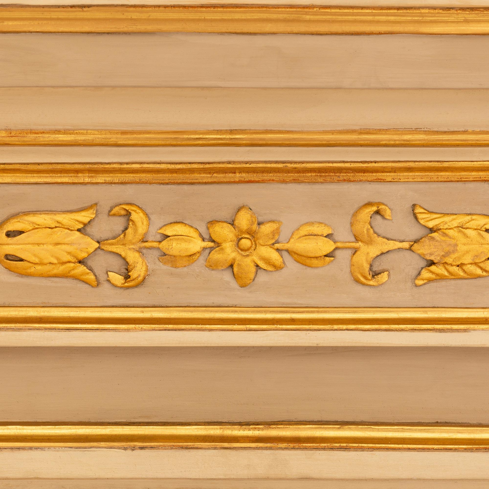 Fino al XVIII secolo coppia di specchi italiani del XVIII secolo, periodo Luigi XVI, patinati e in legno dorato in vendita