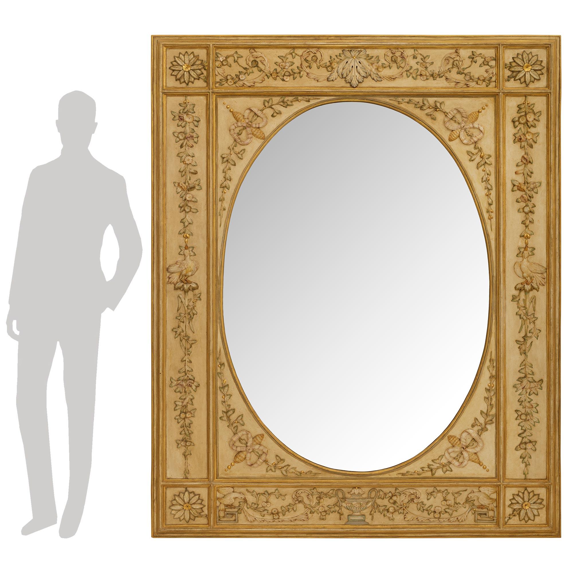 Paire de miroirs en bois patiné d'époque vénitienne Louis XVI du XVIIIe siècle, d'une qualité exquise et de grande qualité. Le cadre extérieur de chaque superbe miroir est décoré de rosettes circulaires aux quatre coins, avec de délicates bandes
