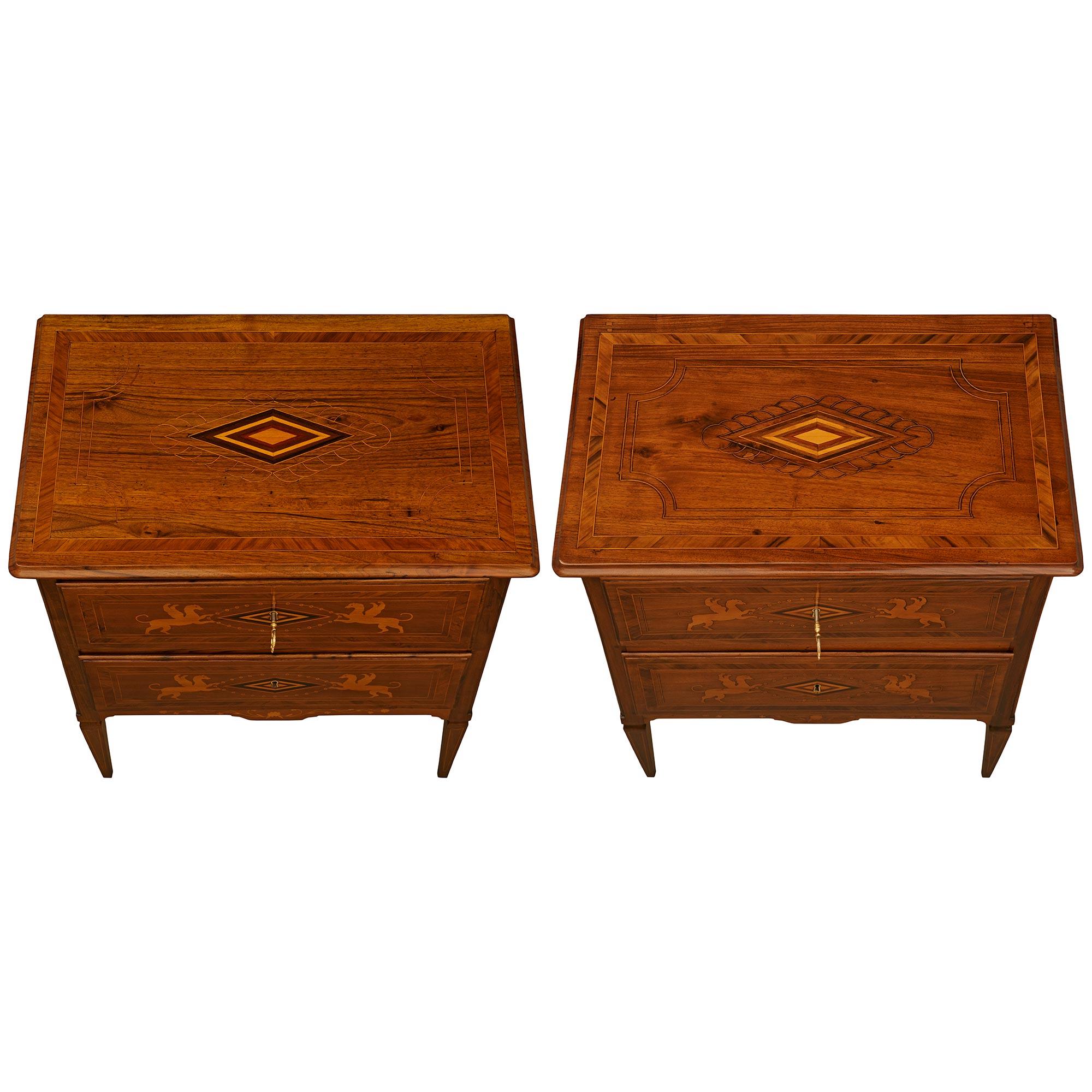 pareja de mesas auxiliares italianas del siglo xviii de nogal y madera de rey en venta 5