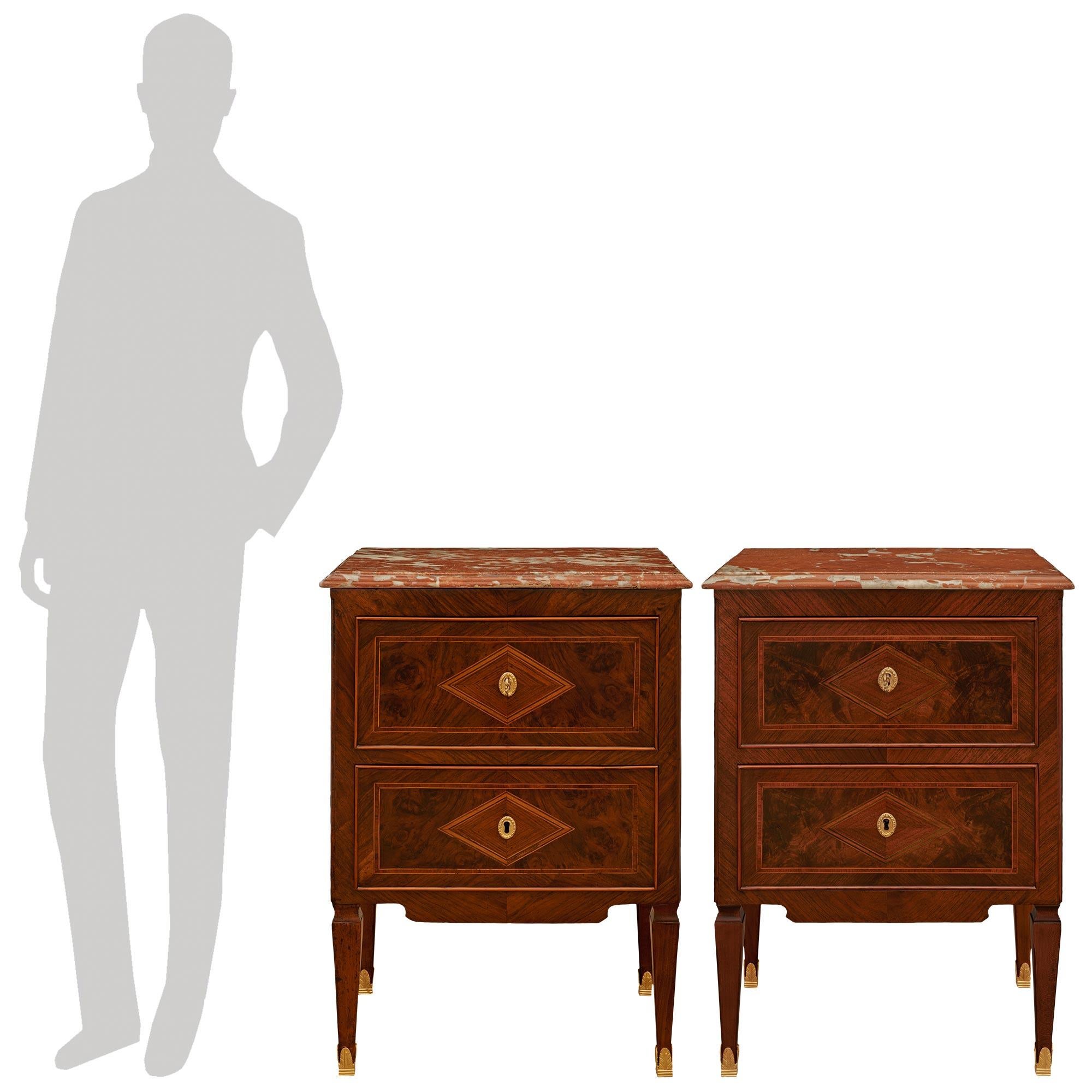 Charmante et très décorative paire de commodes/tables d'appoint italiennes du début du XVIIIe siècle d'époque Louis XVI en noyer, bois de fruitier, bois de charme et marbre. Chaque coffre, très décoratif, repose sur des pieds carrés fuselés en noyer