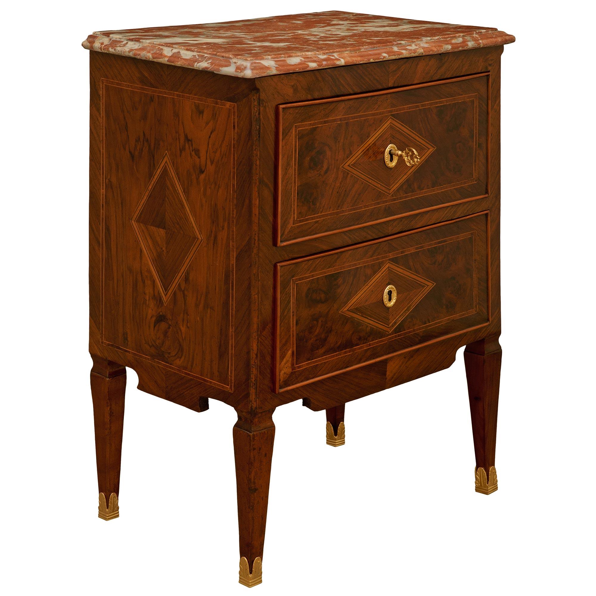 paire de tables d'appoint italiennes du XVIIIe siècle d'époque Louis XVI en noyer et marbre Bon état - En vente à West Palm Beach, FL