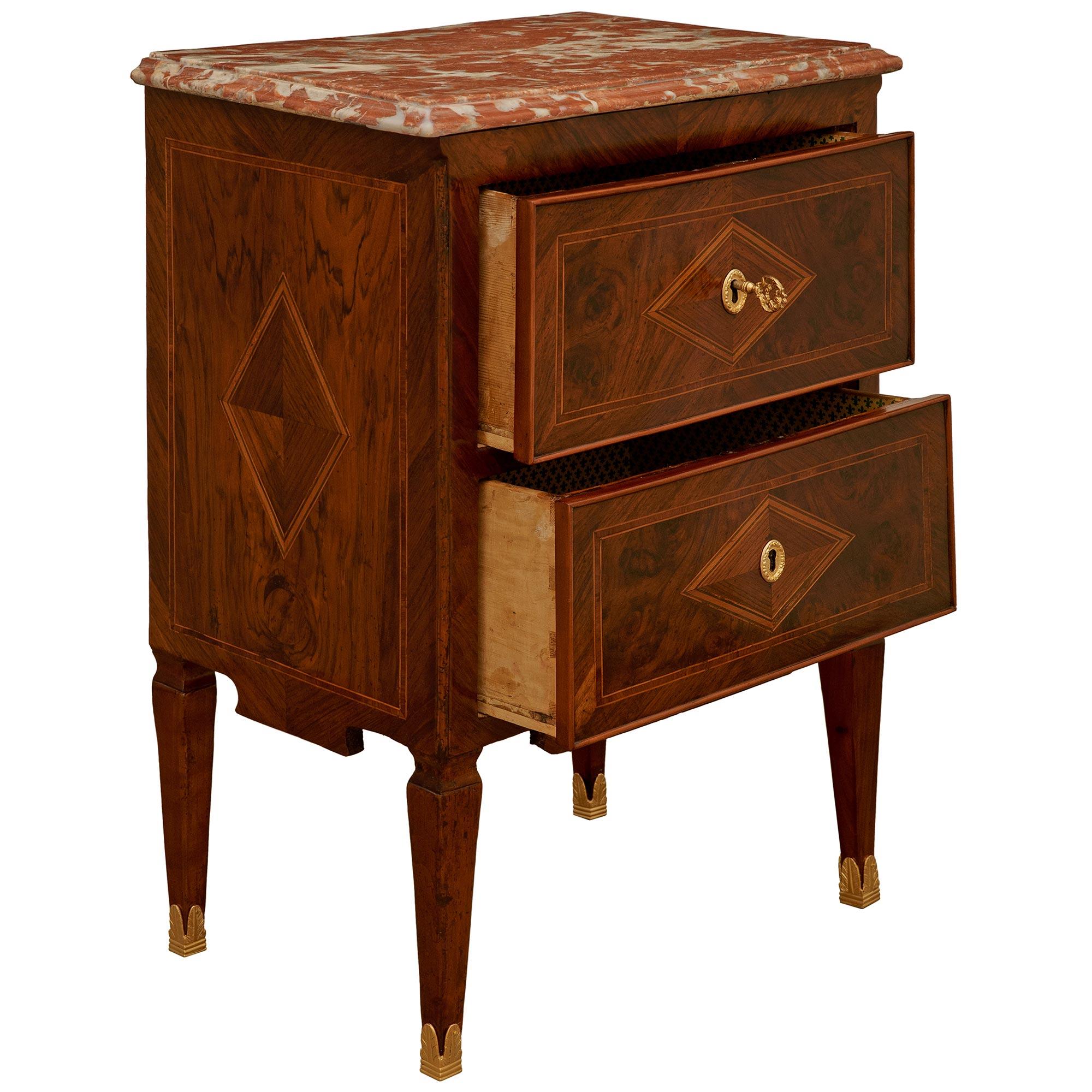 XVIIIe siècle et antérieur paire de tables d'appoint italiennes du XVIIIe siècle d'époque Louis XVI en noyer et marbre en vente