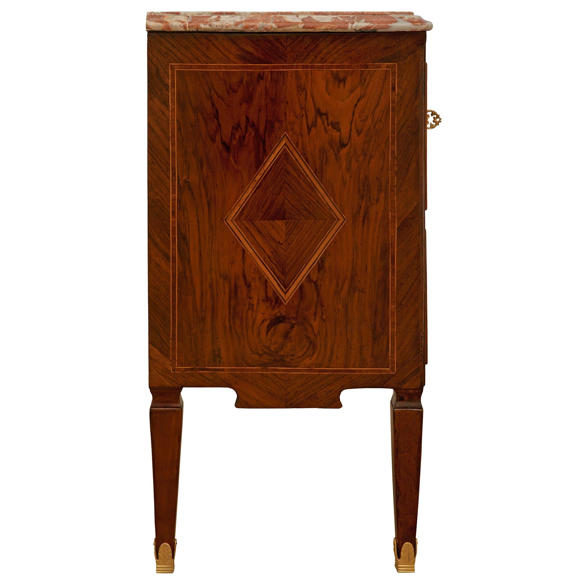 Marbre paire de tables d'appoint italiennes du XVIIIe siècle d'époque Louis XVI en noyer et marbre en vente