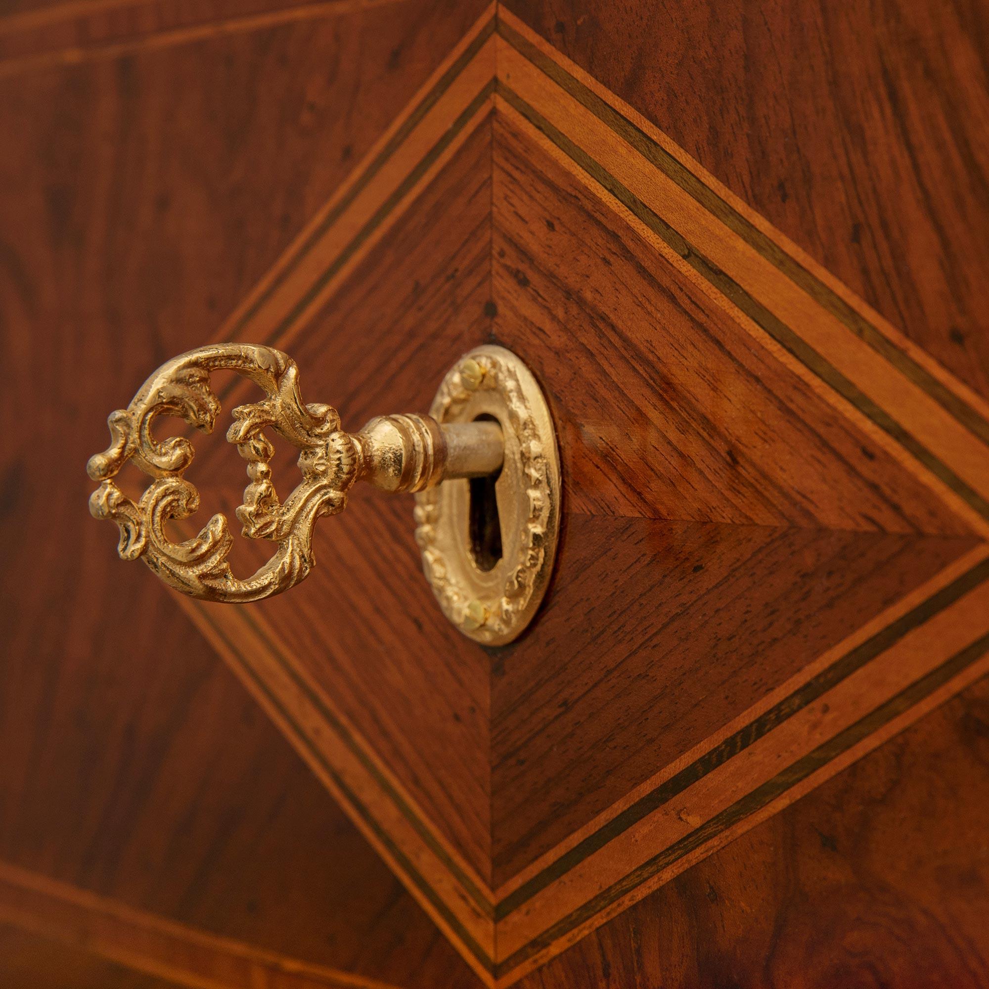 paire de tables d'appoint italiennes du XVIIIe siècle d'époque Louis XVI en noyer et marbre en vente 2