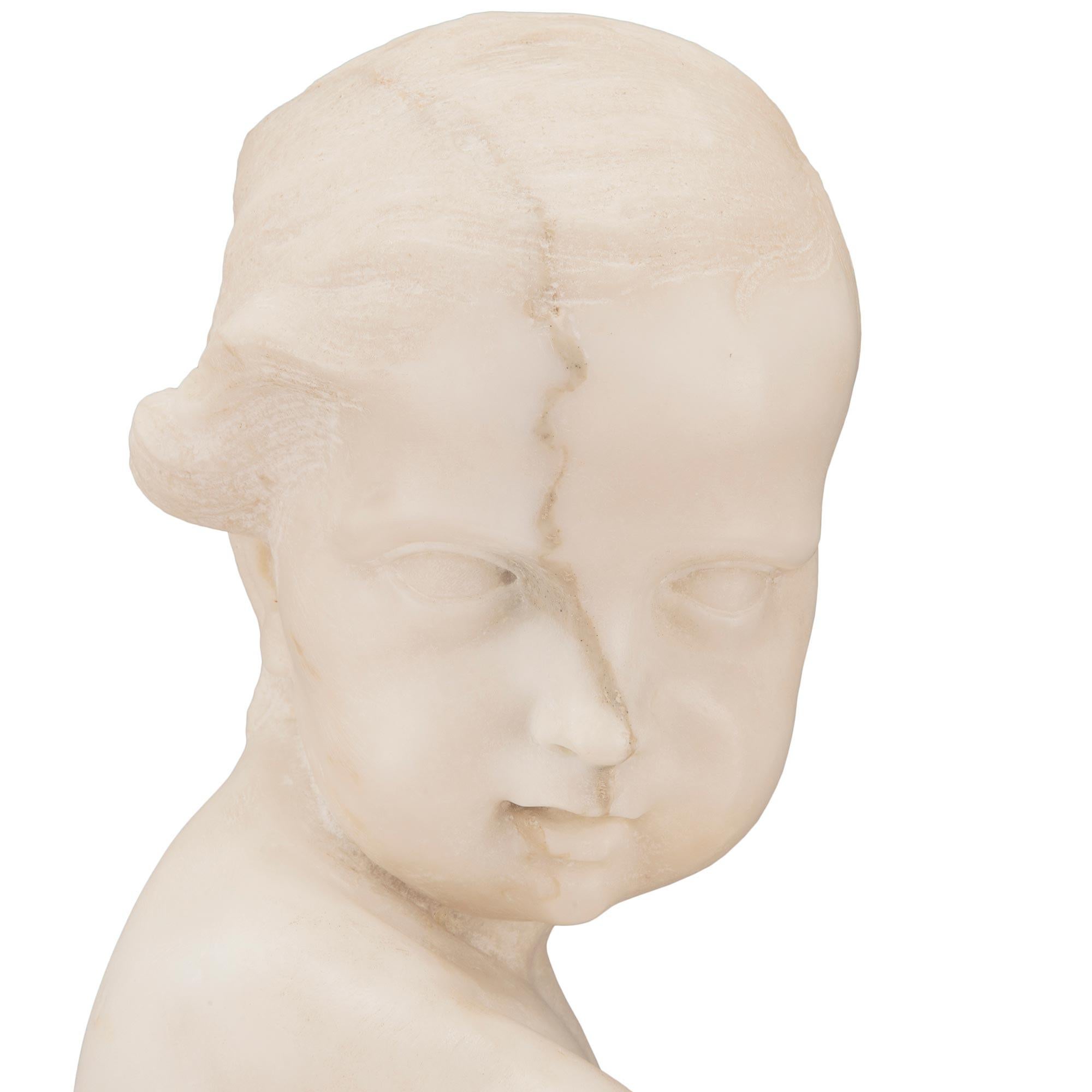 XVIIIe siècle et antérieur Paire de statues en marbre de Carrare blanc d'époque Louis XVI du 18ème siècle en vente