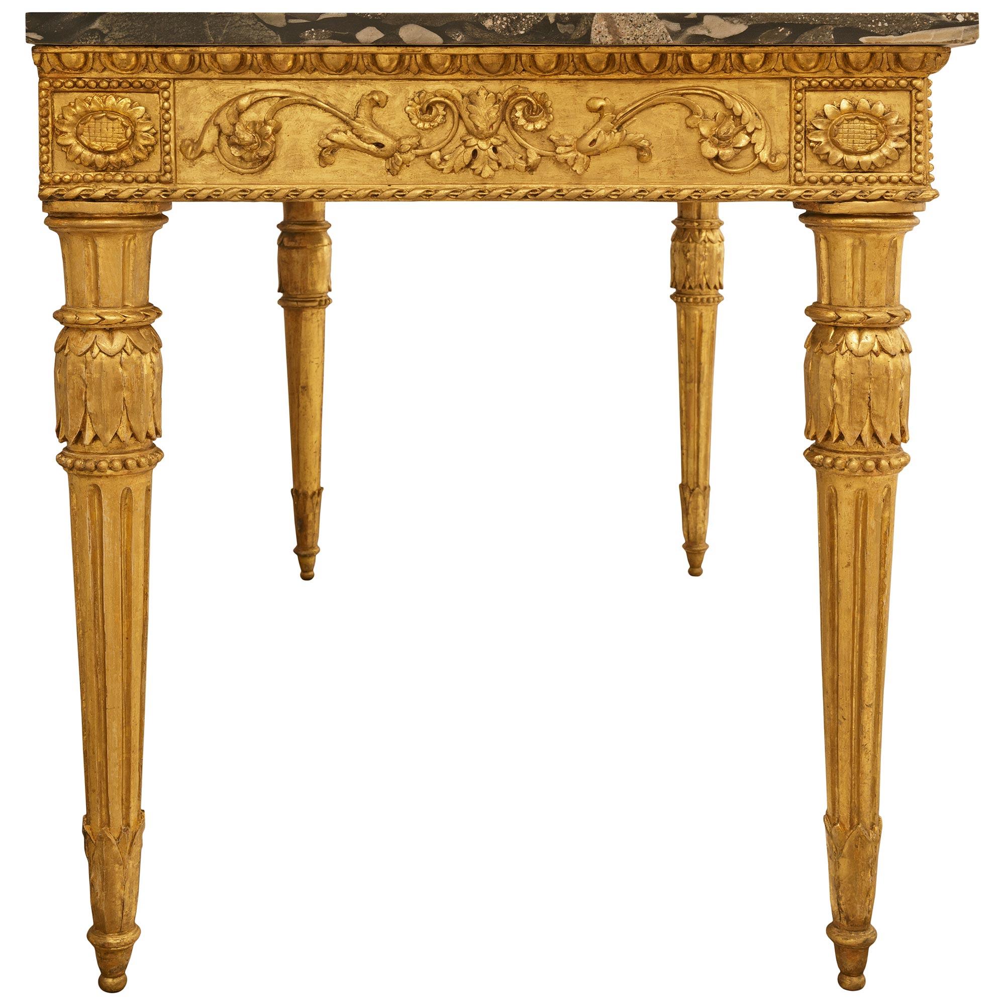 Pareja de consolas italianas del siglo XVIII, estilo Luis XVI, de madera dorada y mármol Breccia en Bueno estado para la venta en West Palm Beach, FL