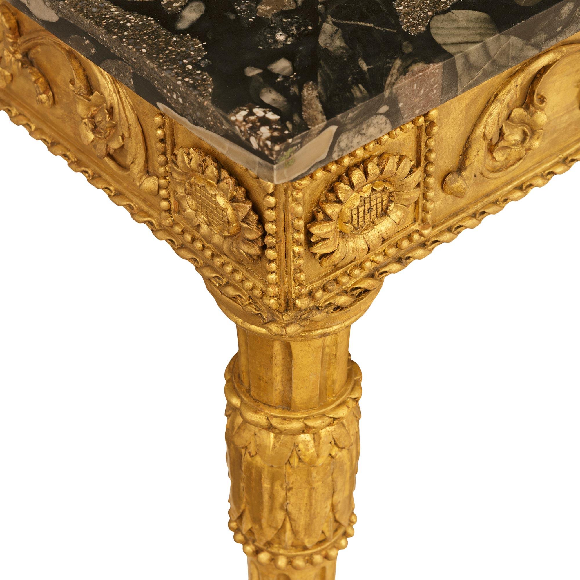 Pareja de consolas italianas del siglo XVIII, estilo Luis XVI, de madera dorada y mármol Breccia siglo XVIII y antes en venta