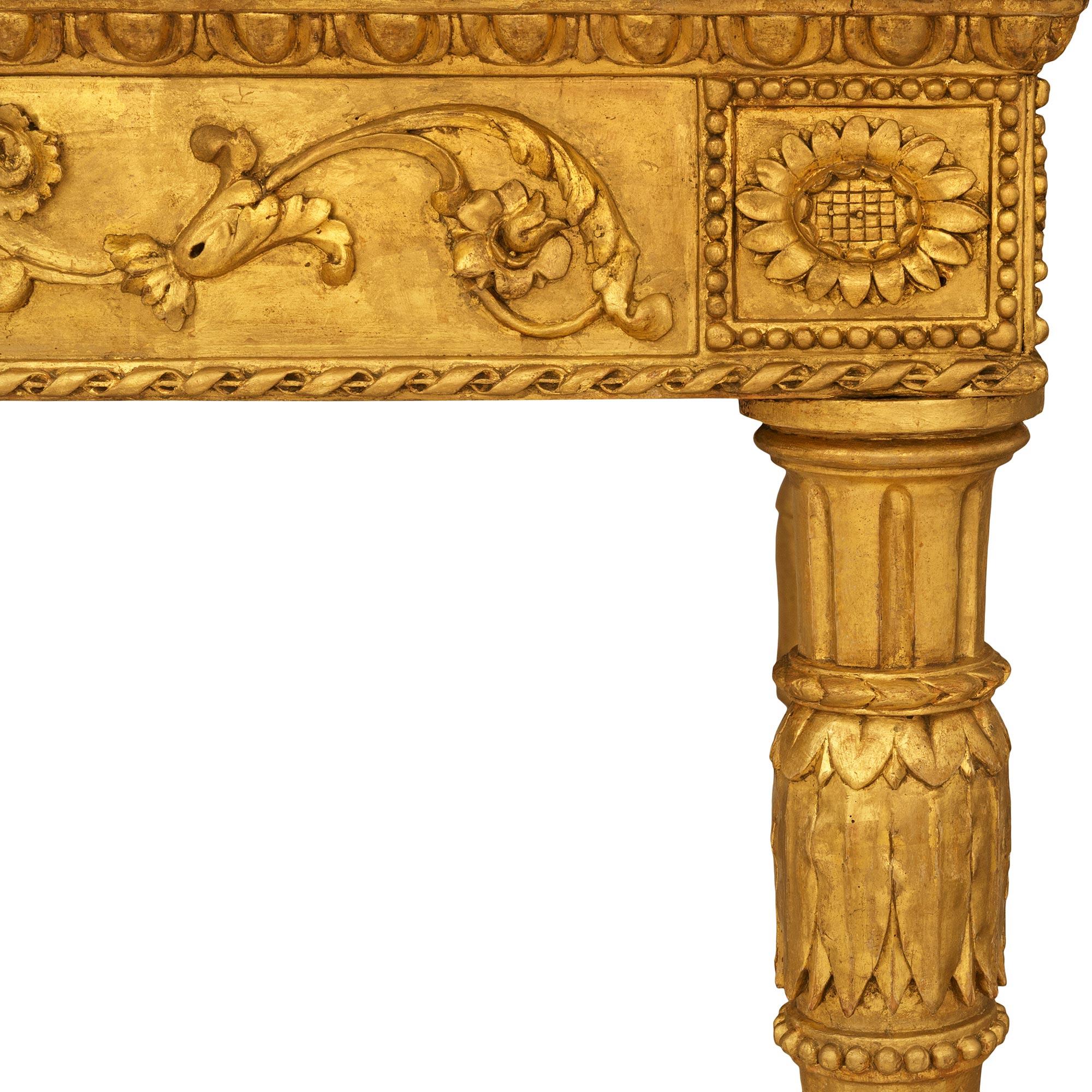 Pareja de consolas italianas del siglo XVIII, estilo Luis XVI, de madera dorada y mármol Breccia Mármol de brecha en venta