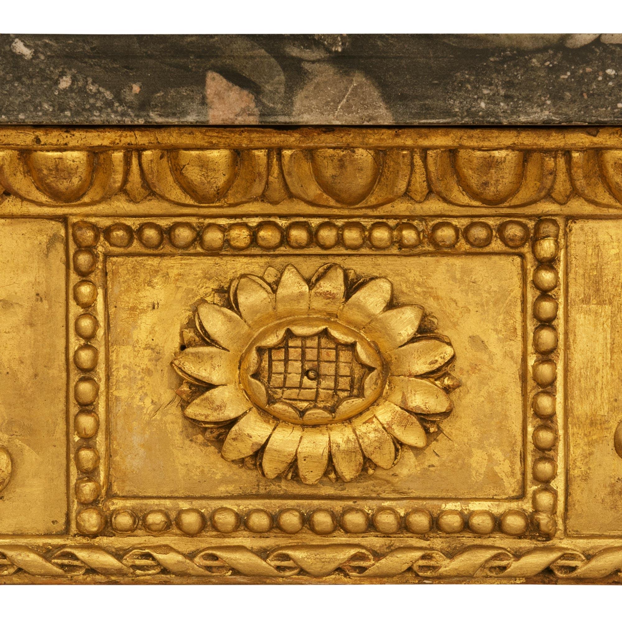 Pareja de consolas italianas del siglo XVIII, estilo Luis XVI, de madera dorada y mármol Breccia en venta 1