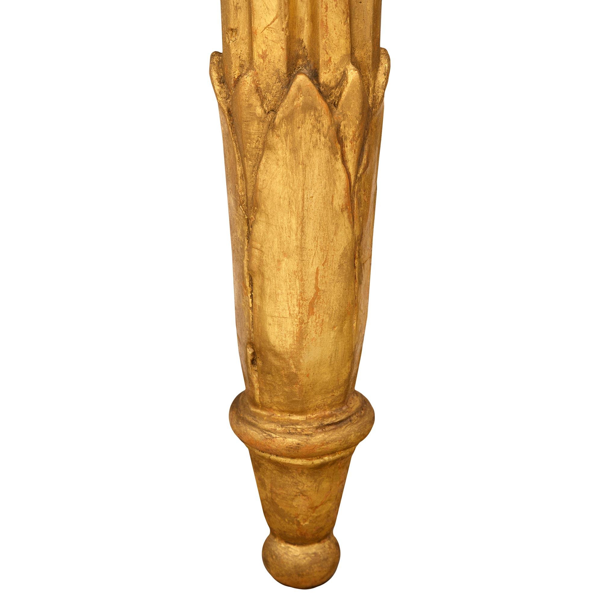 Pareja de consolas italianas del siglo XVIII, estilo Luis XVI, de madera dorada y mármol Breccia en venta 2