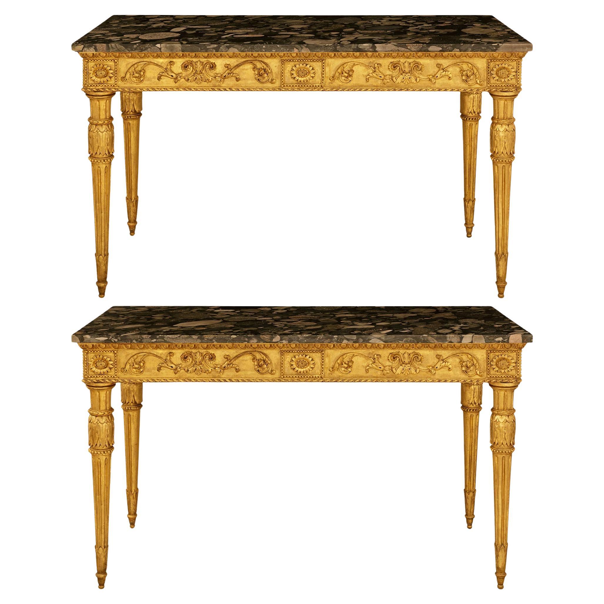 Pareja de consolas italianas del siglo XVIII, estilo Luis XVI, de madera dorada y mármol Breccia en venta